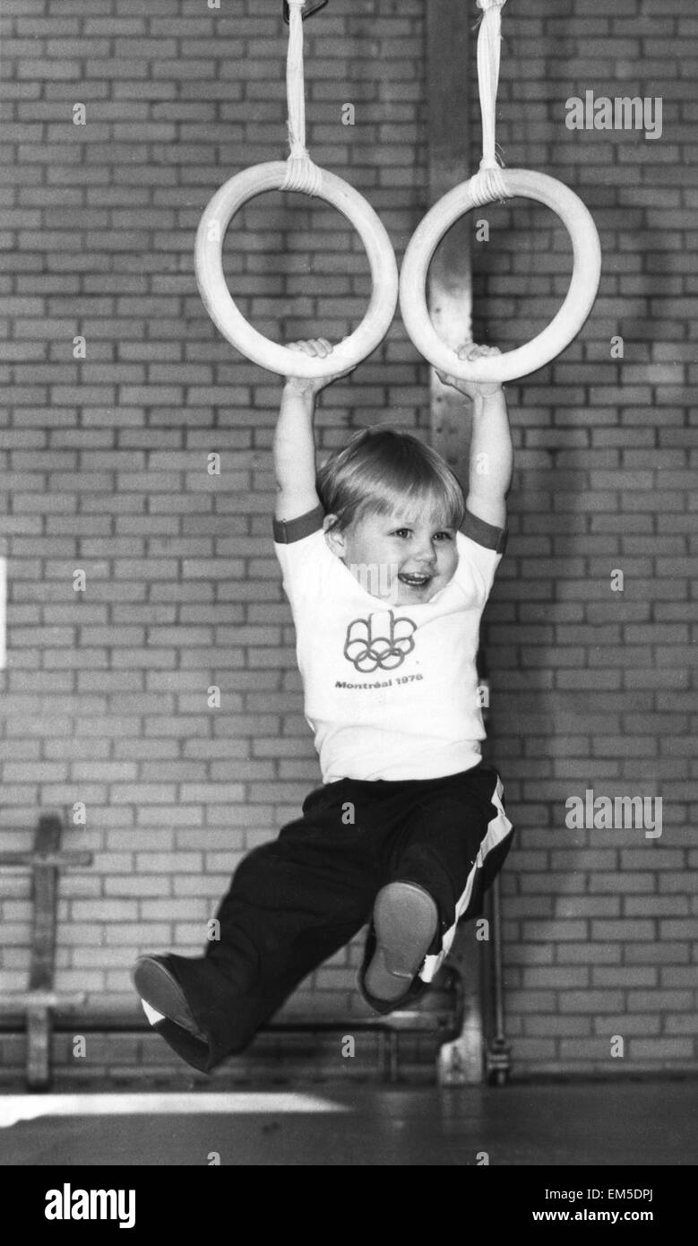 À l'âge de 17 mois, Sean McLoughlin est vu ici en suivant ses traces des parents qui sont tous deux des entraîneurs de gymnastique. 30 Octobre 1975 Banque D'Images