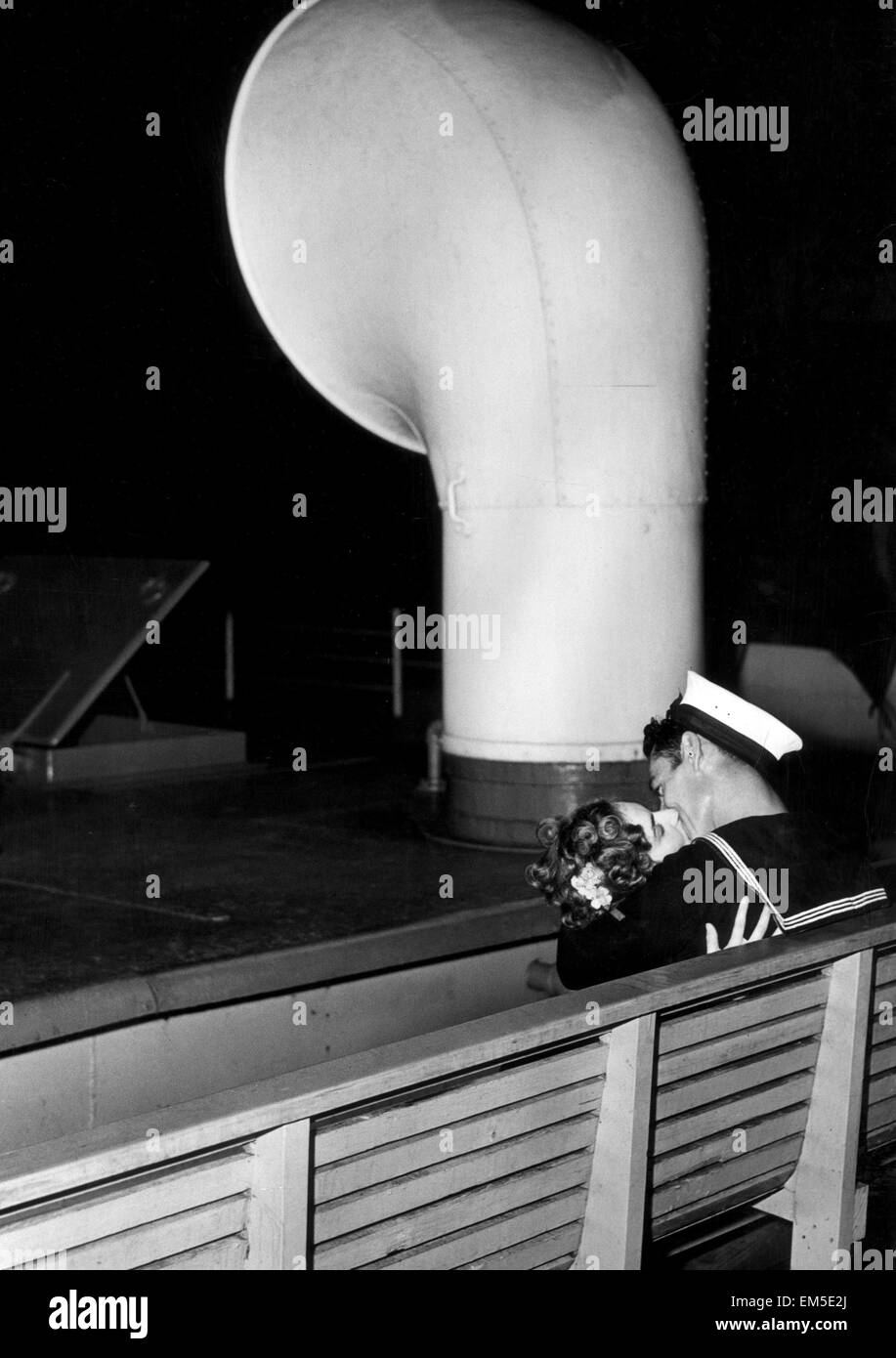 La maison sur le dernier ferry de Bremerton à Seattle, un matelot valides et sa fille dire une heure long goodnight. 2 mars 1942. Banque D'Images