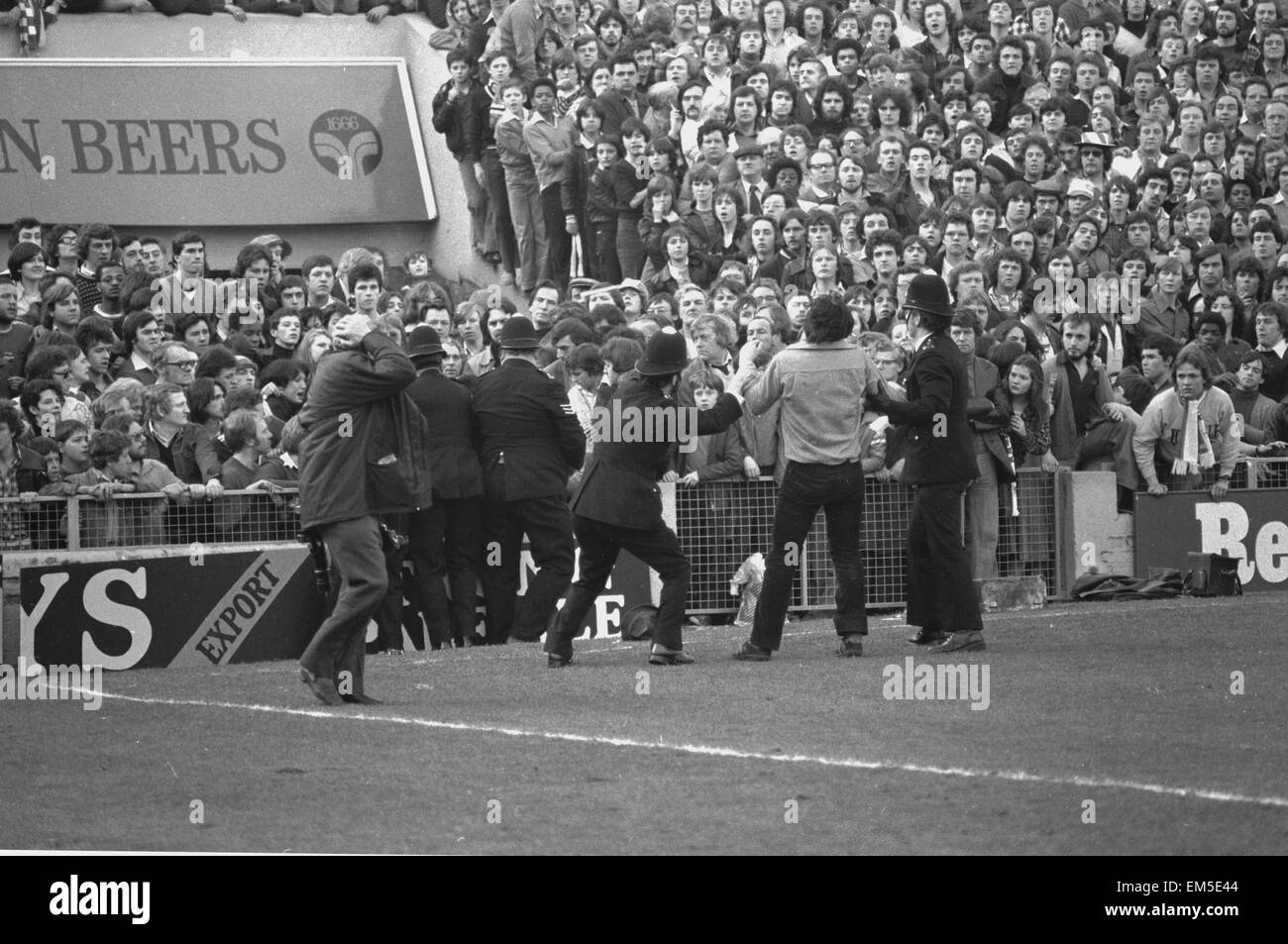 Mars 1978, une émeute éclate à la tanière pendant un quart de finale de FA Cup entre Millwall et Ipswich. Les combats ont commencé sur les terrasses, puis déversés sur le terrain et dans les rues étroites autour de la terre 10 Mars 1978 Banque D'Images