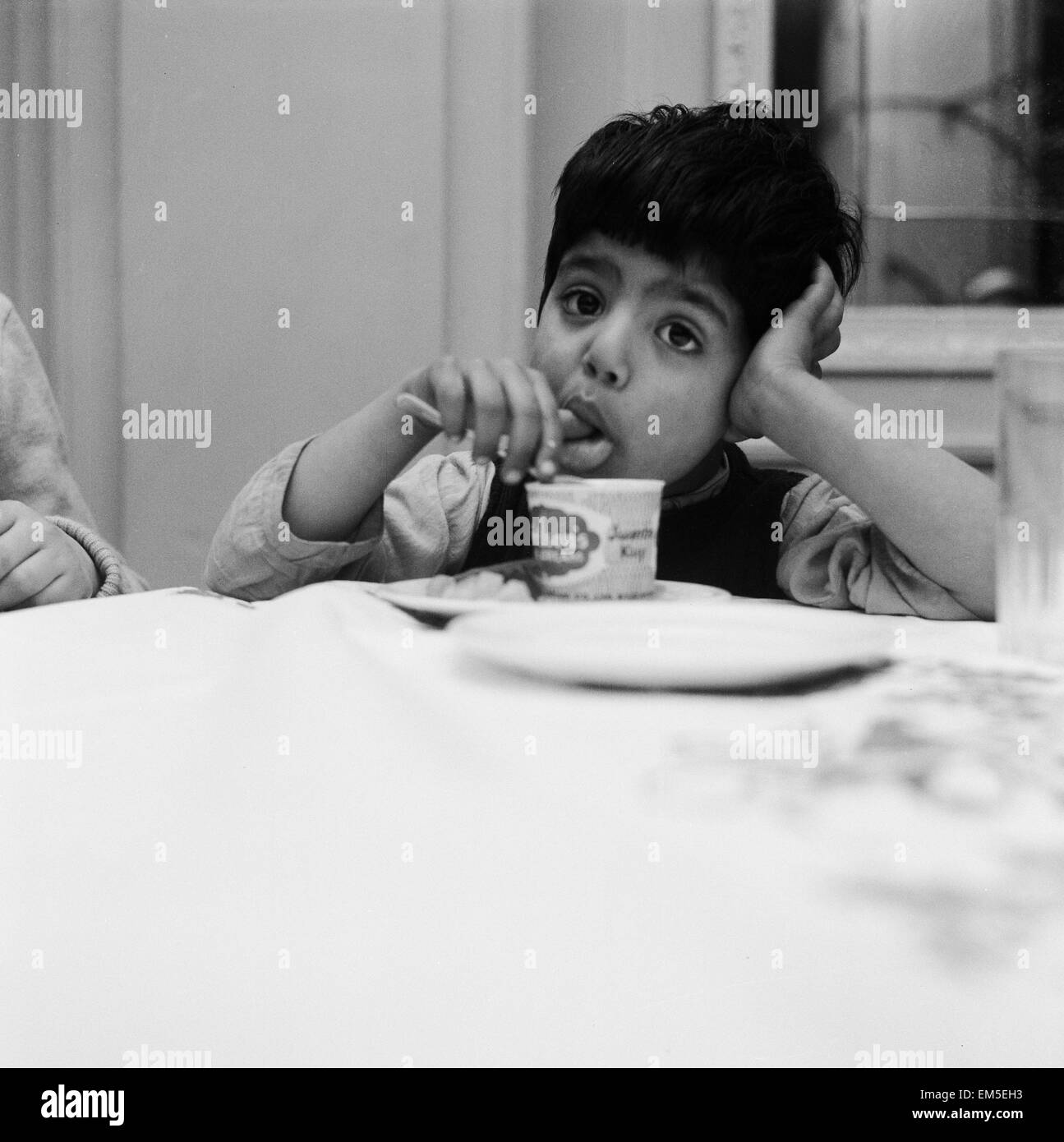 Un jeune garçon mangeant une crème glacée. 1957 Banque D'Images