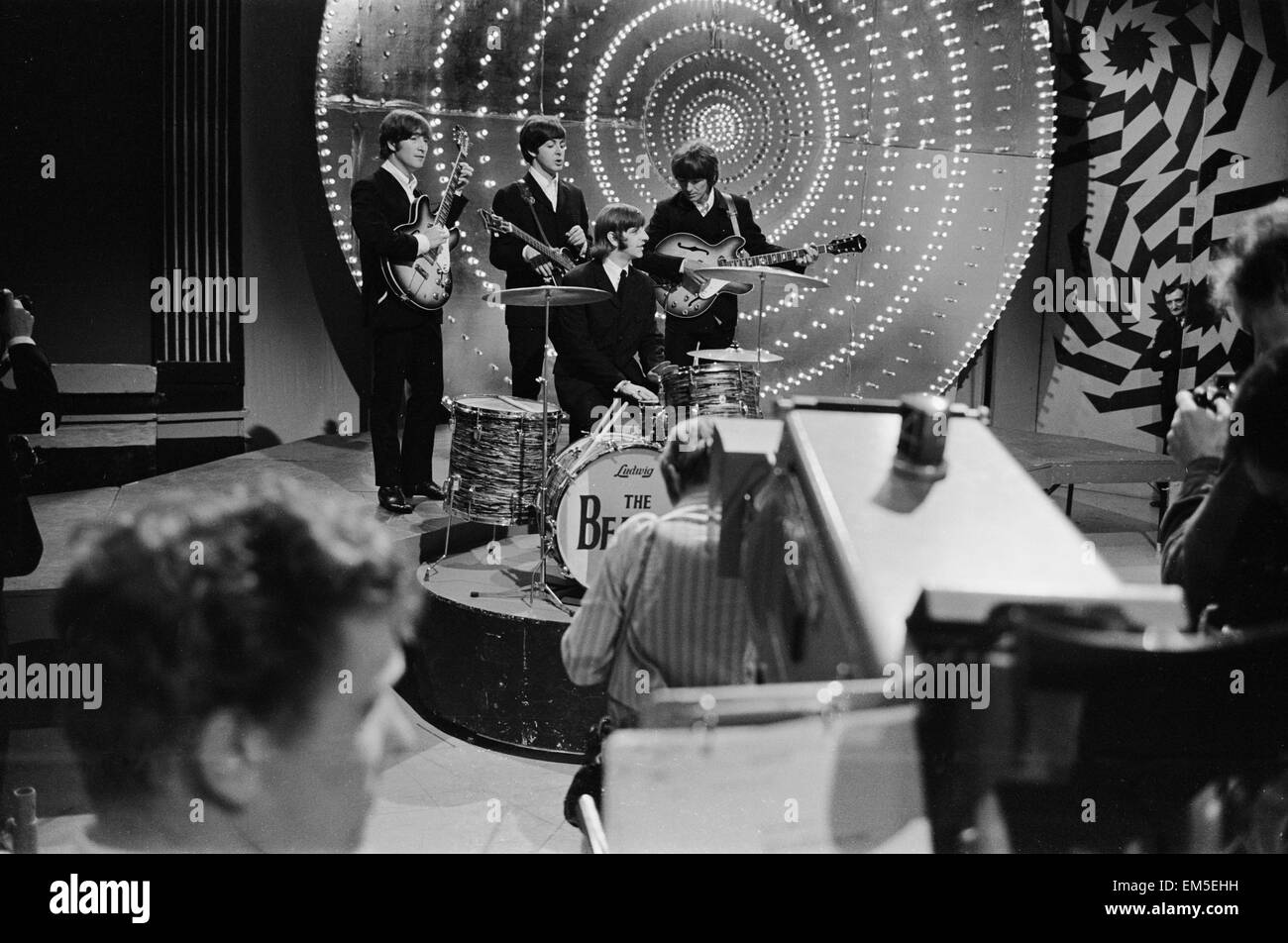 Les Beatles sur le tournage de 'Top Of The Pops', de brancher leur nouveau single 'Paperback Writer'/ 'Rain', 16 juin 1966. Le groupe avait précédemment paru sur le spectacle mais c'était leur seul appeararance live en studio. Photo montre : Ringo Starr à la batterie avec de gauche à droite : John Lennon, Paul McCartney et George Harrison debout derrière. Banque D'Images