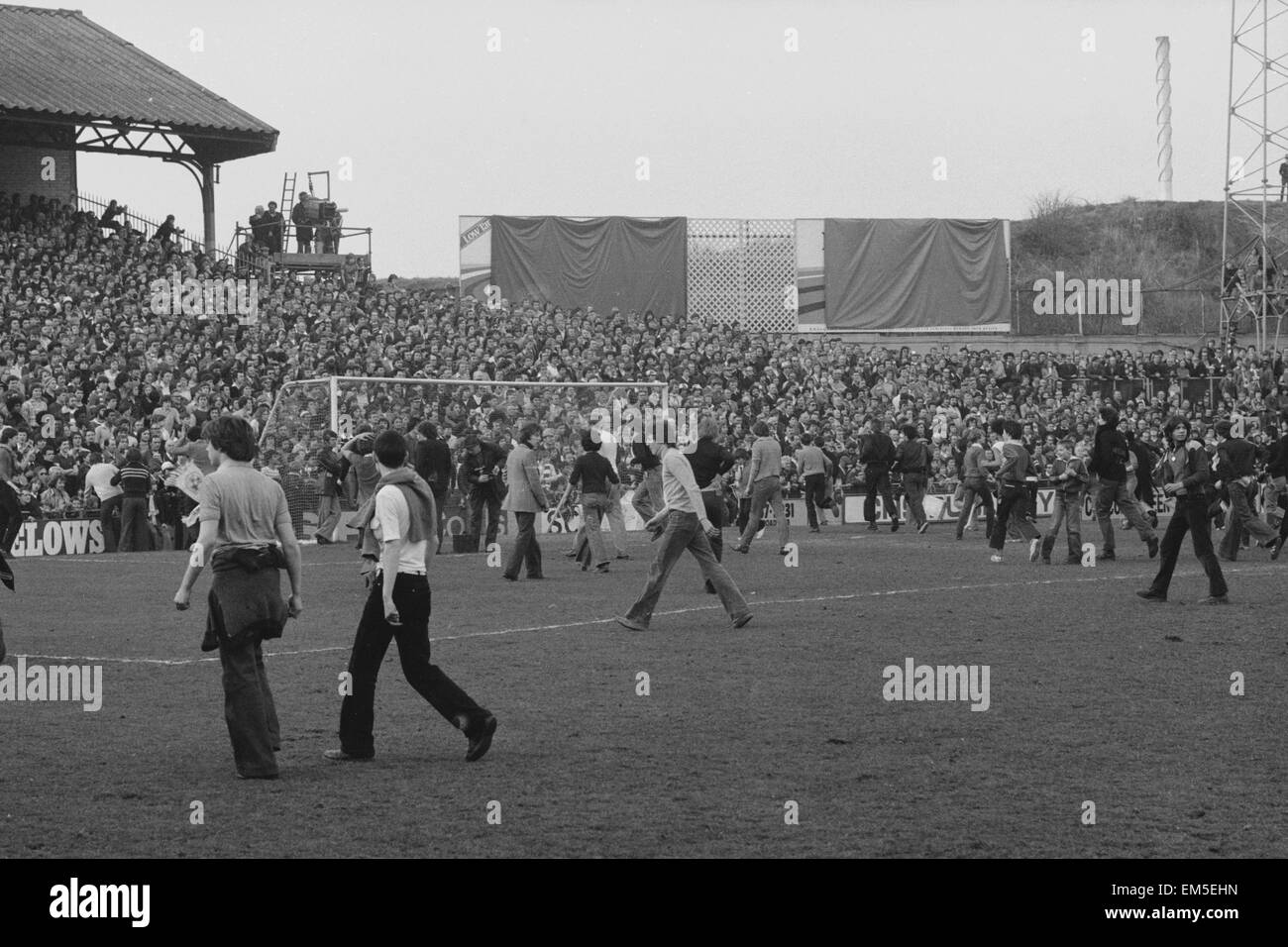 Mars 1978, une émeute éclate à la tanière pendant un quart de finale de FA Cup entre Millwall et Ipswich. Les combats ont commencé sur les terrasses, puis déversés sur le terrain et dans les rues étroites autour de la terre 11 Mars 1978 Notre photo montre Millwall fans sur le terrain Banque D'Images