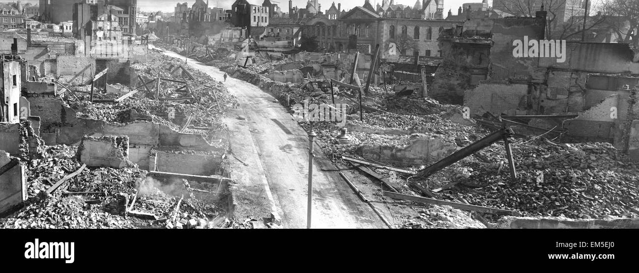 En seulement sept jours de 1941 le centre de Plymouth a été portée à la ruine. Les effets dévastateurs des raids aériens allemands de la nuits des 20 et 21 mars et avril 21e, 22e, 23e, 28e et 29e sont connues sous le nom de Plymouth Blitz.. Notre photo montre un homme marche à travers le coeur de Plymouth dévastée . Au milieu de la distance peut être vu guttted le reste de la Guildhall. La route à l'avant plan sont censées être Bedford Street. 30 avril 1941 Banque D'Images