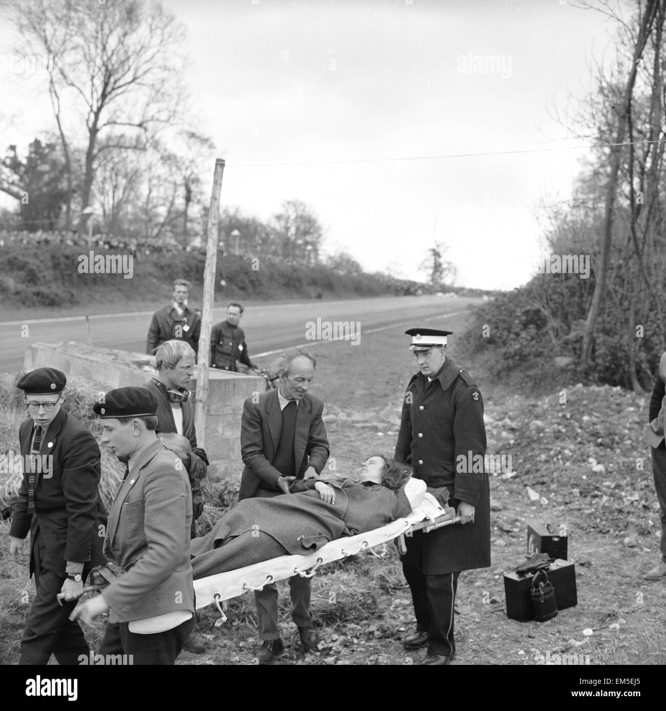 Mme Pat Sage recevant un traitement à la piste côté. Elle a été mal commotion cérébrale après une mauvaise chute dans le side-car d'Alan Clarke quand la combinaison de la voie gauche et renversé au prévôt pour poster sur l'approche de druides Corner à Brands Hatch. Son mari a été regarder la course, Alan Clarke n'a pas été blessé. Le 31 mars 1961 Banque D'Images