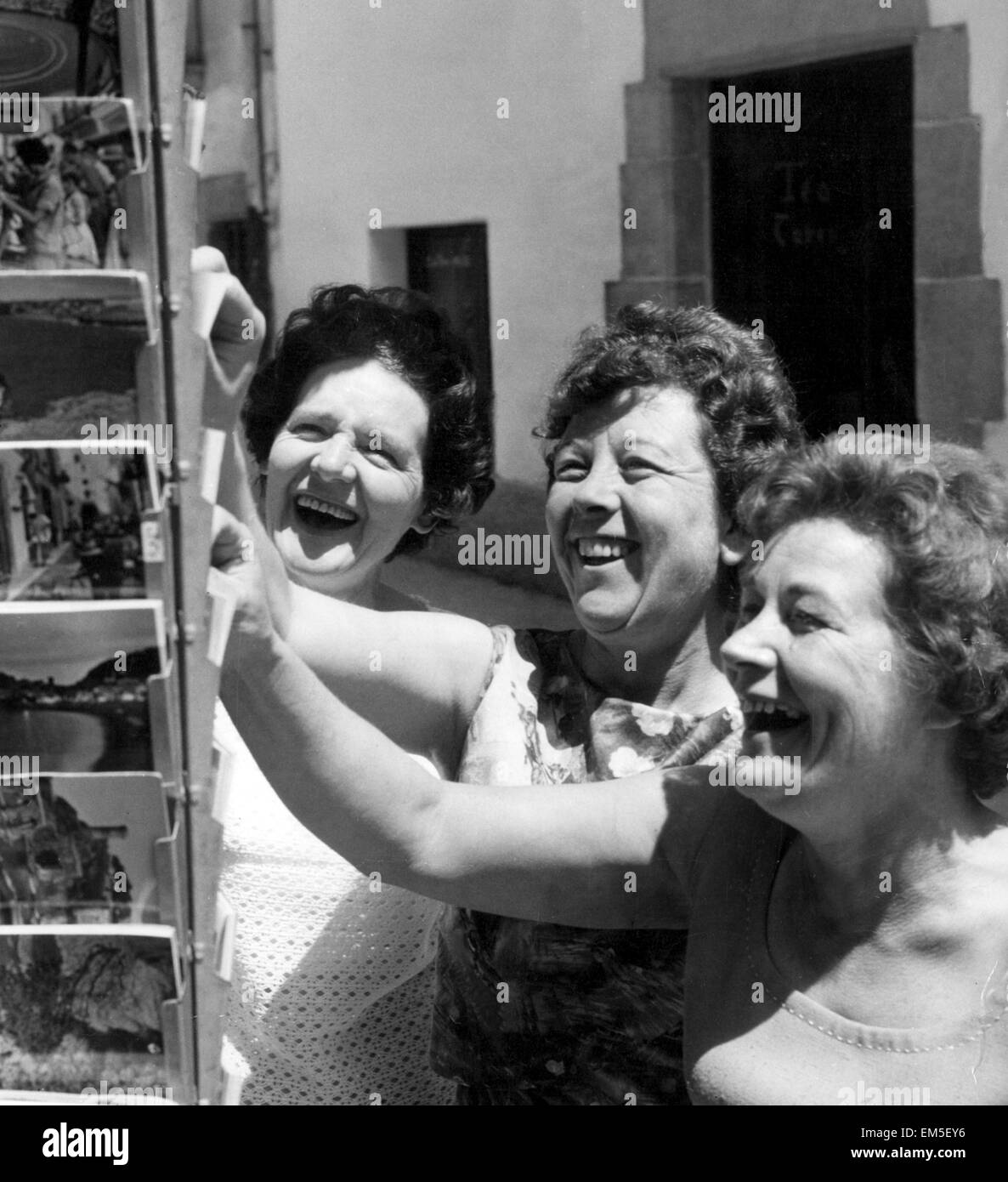 Trois femmes anglais acheter des cartes postales à Tossa de Mar, sur la Costa Brava. 31 mai 1965. Banque D'Images