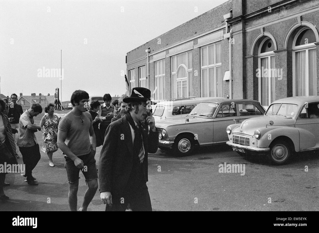 Les Beatles figurant sur leur célèbre tour de l'ouest du pays le 11 septembre 1967. Les Beatles sont actuellement en train de faire un film de télévision de 60 minutes pour la distribution mondiale, il deplict un coach voyage dans l'ouest du pays, et sera appelé tour magique Mystrey Banque D'Images