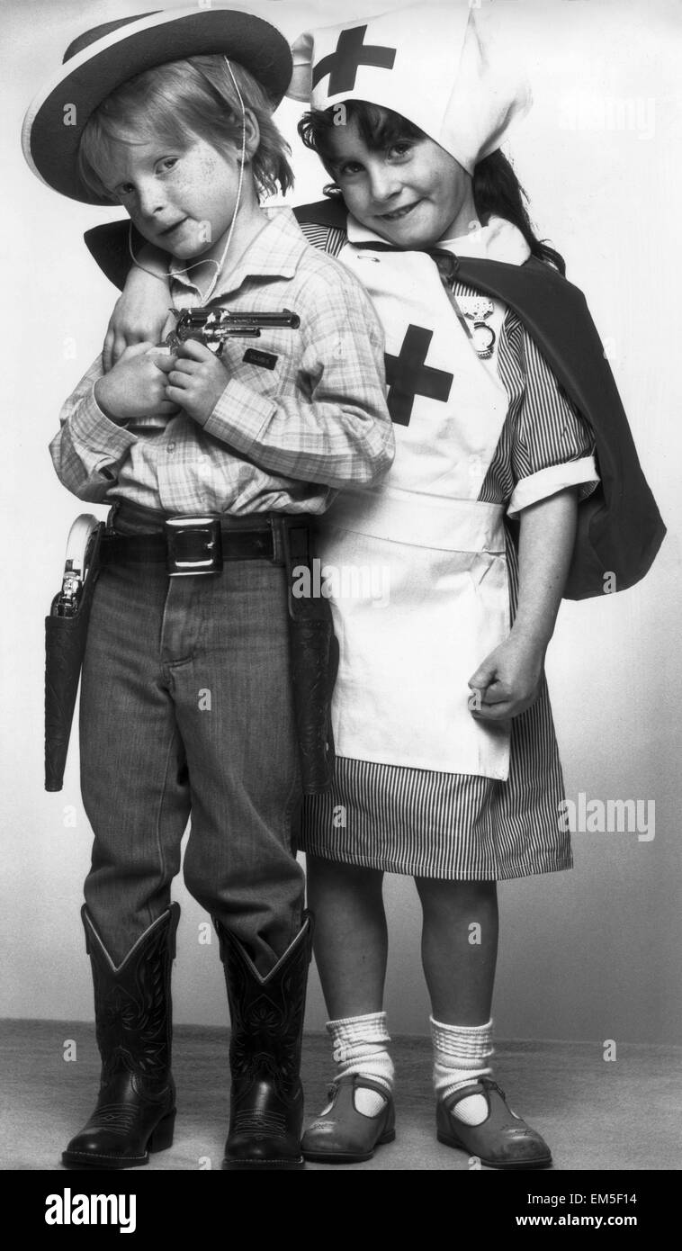 Enfants déguisés en cowboy et les infirmières. 16 avril 1985. Banque D'Images