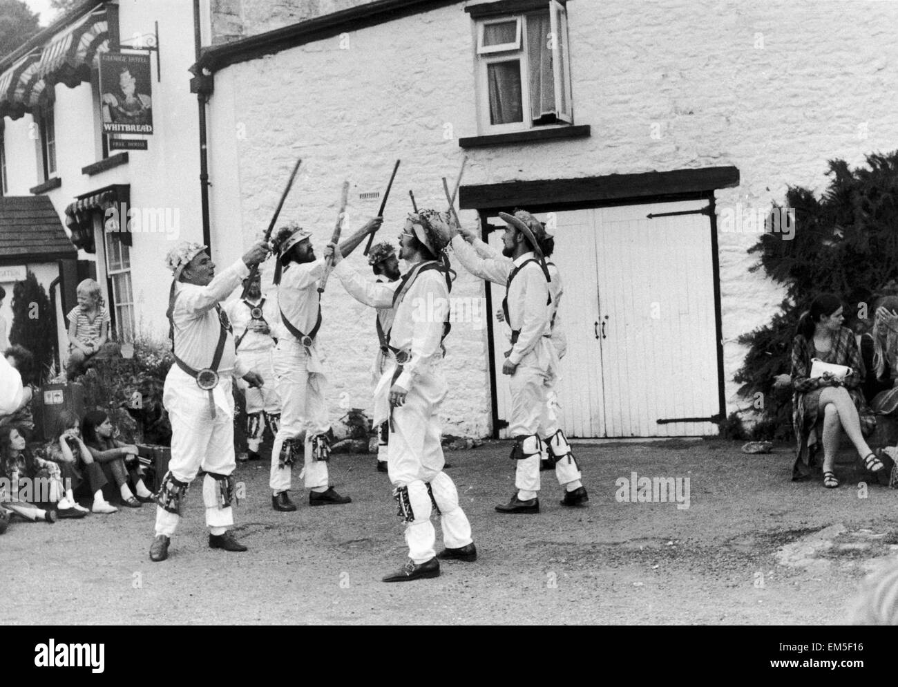 Morris Dancers performing le George Inn à St Briavels au cours de la forêt de Dean Morris Festival à St Briavels dans le Gloucestershire, Banque D'Images