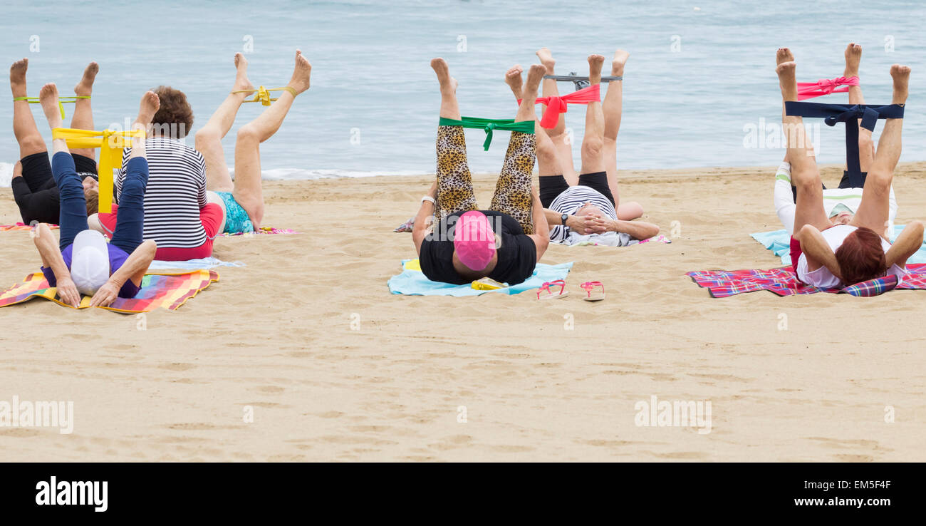 Garder la forme tous les jours les pensionnés sur classe beach en Espagne Banque D'Images