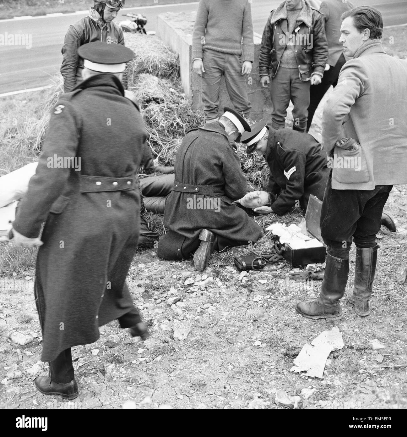Mme Pat Sage recevant un traitement à la piste côté. Elle a été mal commotion cérébrale après une mauvaise chute dans le side-car d'Alan Clarke quand la combinaison de la voie gauche et renversé au prévôt pour poster sur l'approche de druides Corner à Brands Hatch. Son mari a été regarder la course, Alan Clarke n'a pas été blessé. Le 31 mars 1961 Banque D'Images