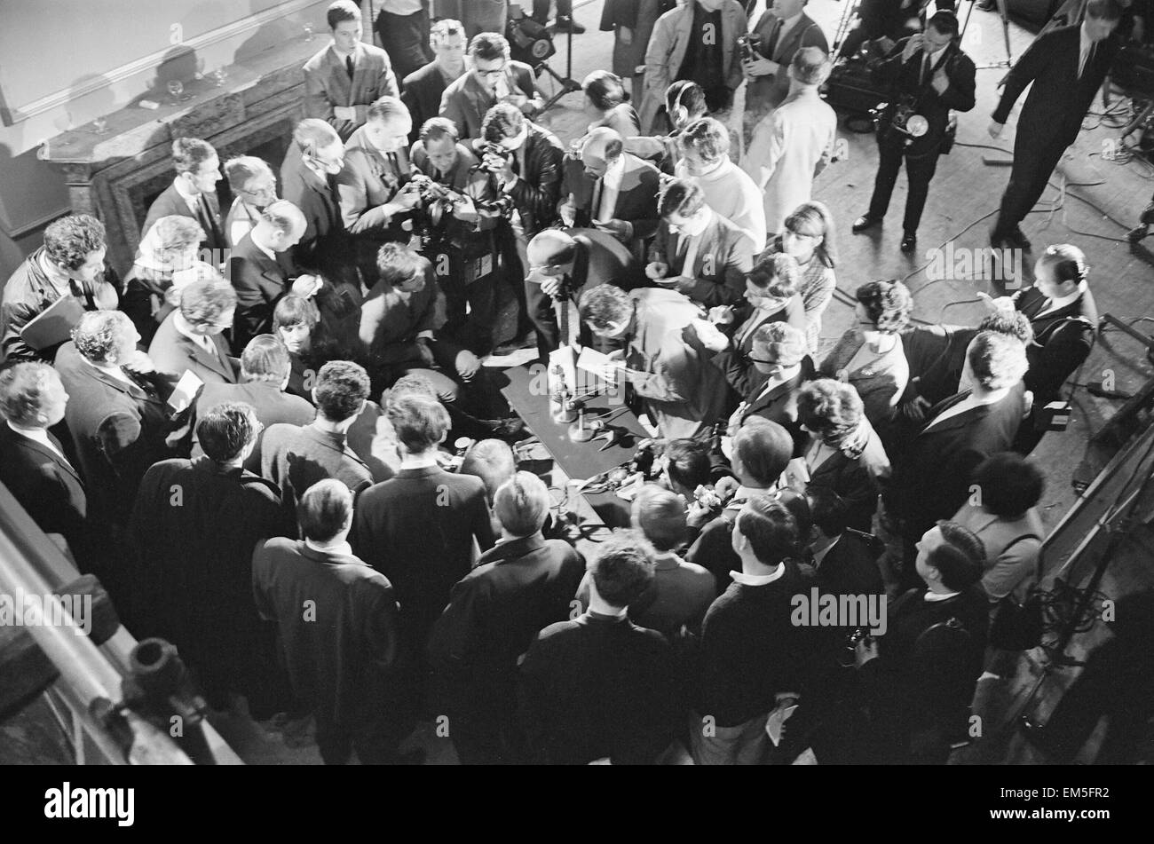 Les Beatles tenir une nouvelle conférence de presse après sa sortie, ce matin, qu'ils avaient reçu du MBE dans le Queen's Birthday Honours 12 juin 1965. La conférence de presse improvisée s'est tenue au Studios de Cinéma de Twickenham où le groupe étaient dus pour voir un premier montage de leur film à venir vous aider ! Banque D'Images