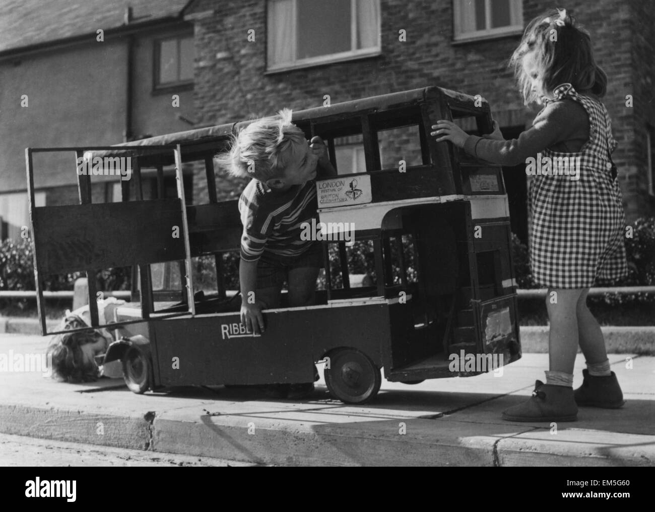 Prix pour qu'un autre sur le dessus, appelle Barry Clegg, 3 pilote et chef d'orchestre de ce modèle - double decker bus pédale, que son père a un chauffeur de bus de Blackpool a construit dans ses temps libres. 19 octobre 1951. Banque D'Images