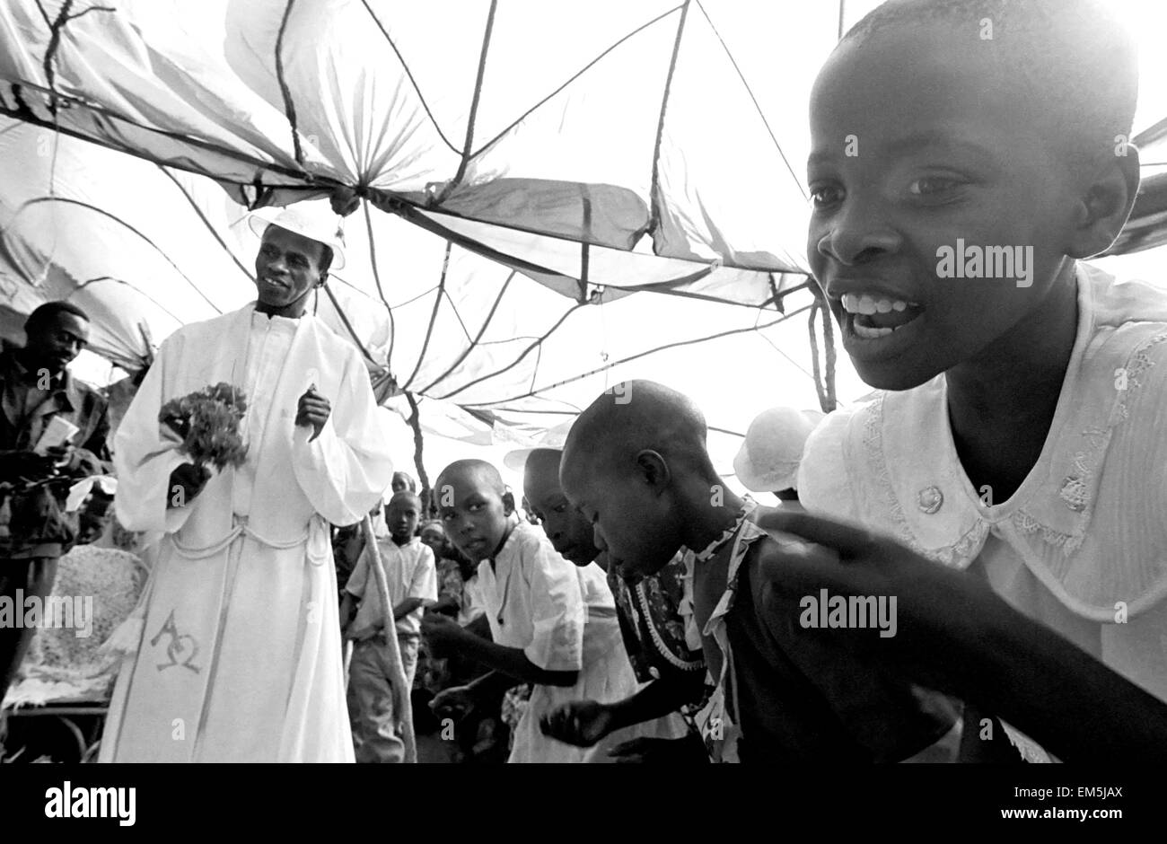 La population catholique de la province rurale de Kitui (Kenya) est d'environ 58  %. Bien que la tradition catholique vient de l'Irlande, le Kenya a sa propre façon de célébrer, mélangé avec d'antiques rituels tribaux, comme Dancing et chants, à la suite par l'ensemble du village. Le livre blanc et la vinaigrette traditionnelle d'un mariage contraste avec la belle peau noire du peuple kenyan, entouré par la ferme conviction des invités. Prêtre et le chœur pour chanter et danser une chanson pour le marié et mariée. Prêtre porte le chapeau des filles comme un signe de son sens de l'humour Banque D'Images