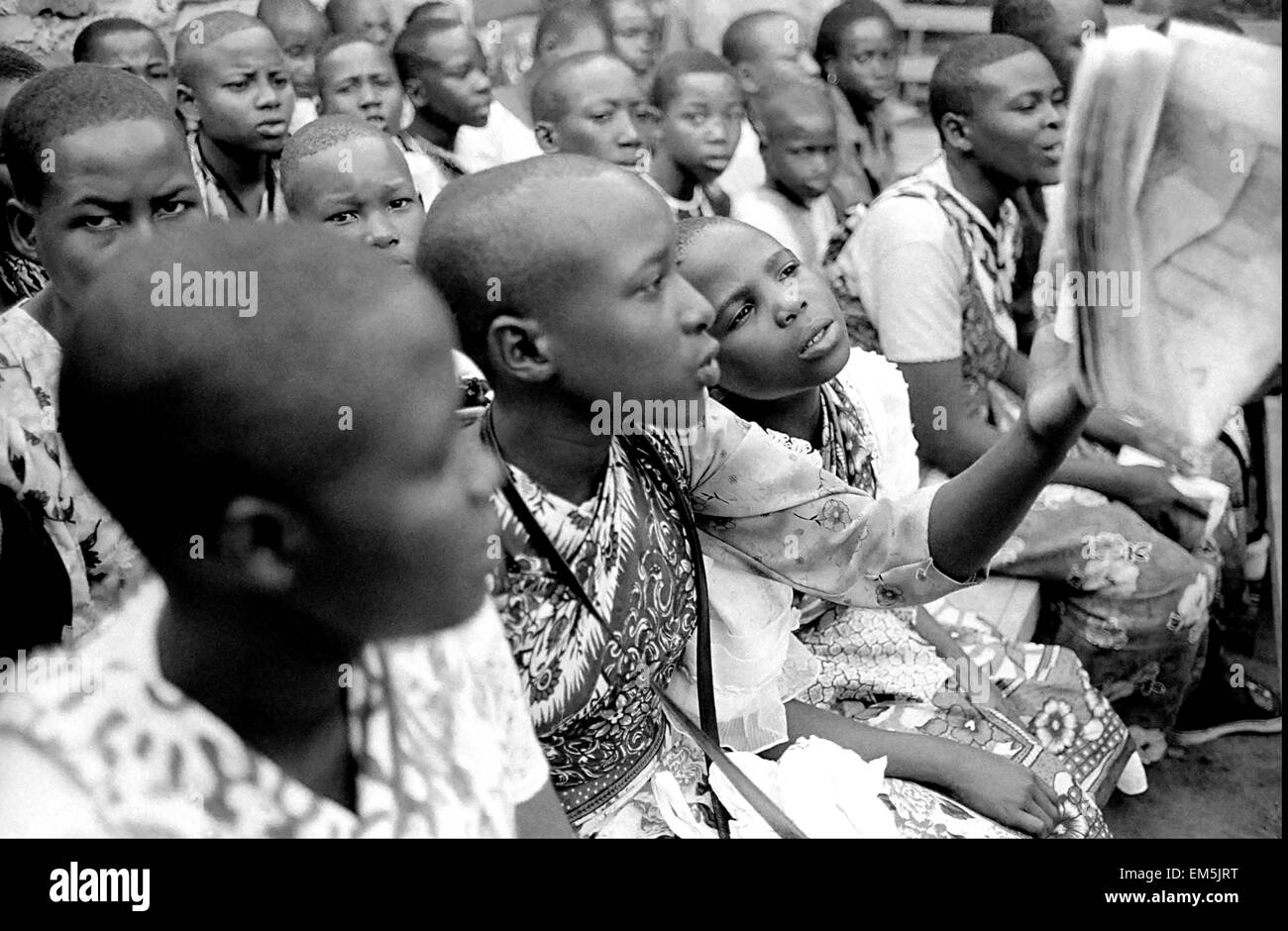 Les jeunes chrétiens lire discours dans un Harambee. Harambee est le Swahili pour "tous ensemble". Nous vous invitons à vous joindre à nous, Banque D'Images