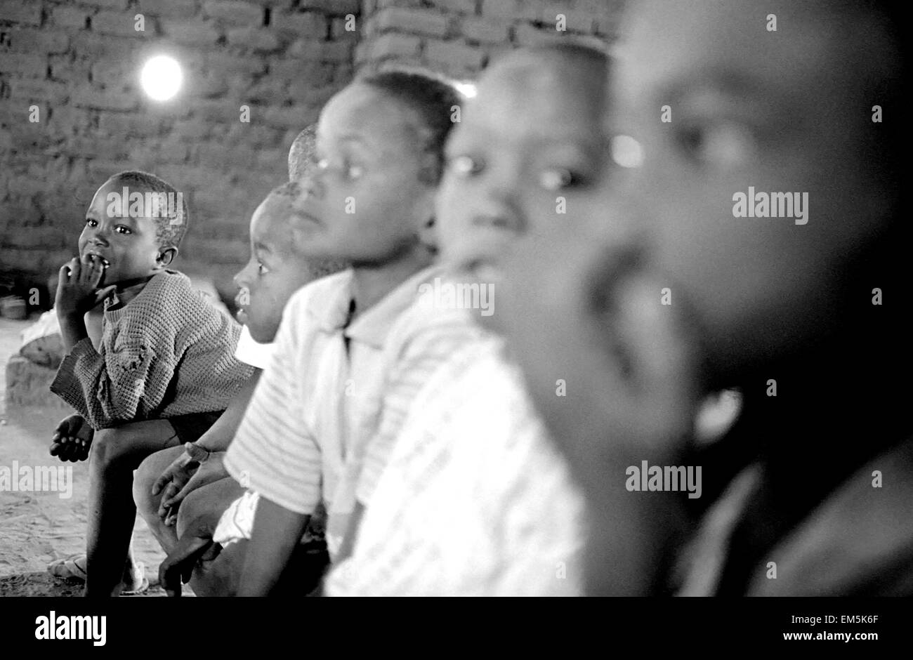 Les enfants dans une école catholique, ikutha Kitui, Kenya. Mauvais traitements. La violence. Les enfants sont, comme toujours, les plus vulnérables victimes de la maladie. Personne n'est libre de c et moins dans un pays avec un des taux les plus élevés au monde. En Afrique, quelque 30 millions de personnes vivent avec le VIH, dont un tiers sont des enfants. Le SIDA, la pauvreté et la sécheresse dans les zones rurales du Kenya. Banque D'Images