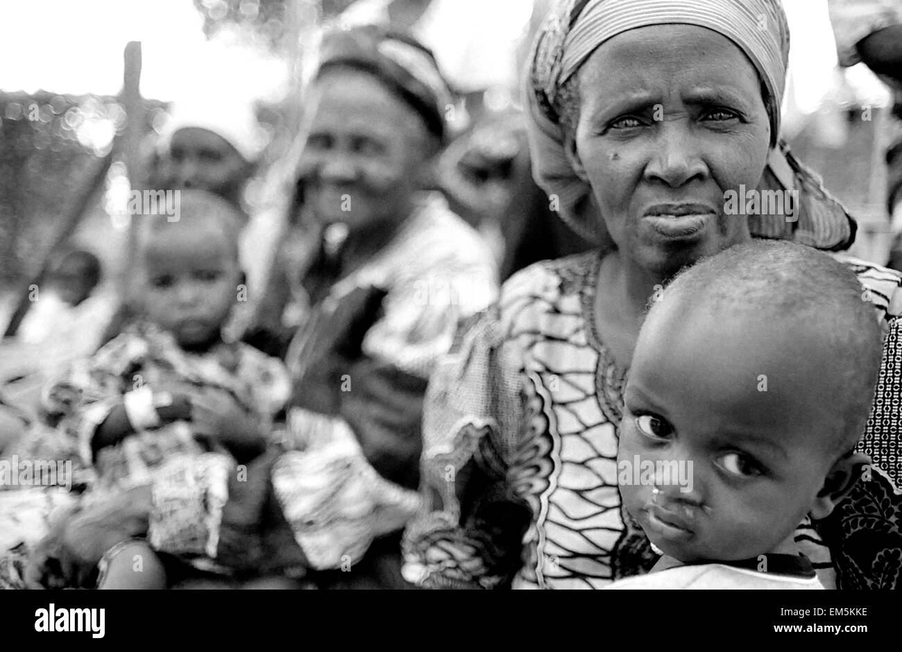 Hôpital de Mutomo. Kitui. Au Kenya. Département de pédiatrie, hôpital de Mutomo. Les mères prennent leurs enfants à l'extérieur de la chambre. Oppo Banque D'Images