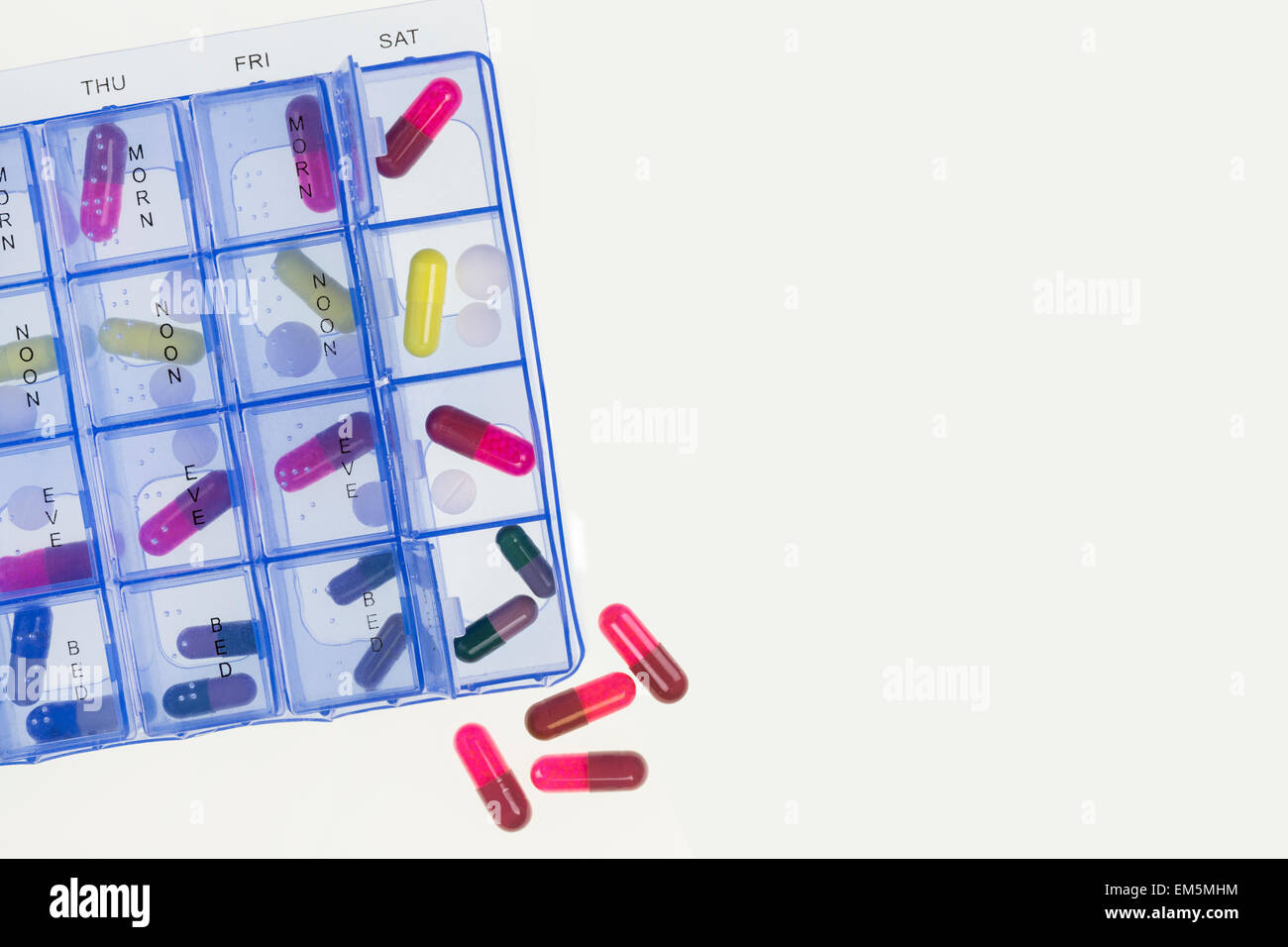 Traitement médical - médicaments quotidienne pack pour simplifier la prise de médicaments au matin, midi, soir et coucher - l'espace pour le texte. Banque D'Images