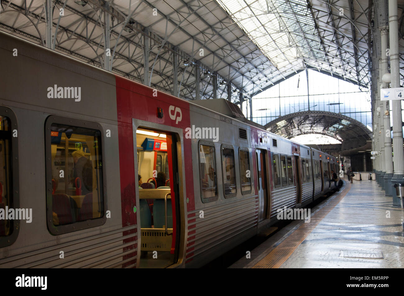 La gare du Rossio avec plate-forme à la gare de Sintra à Lisbonne - Portugal Banque D'Images