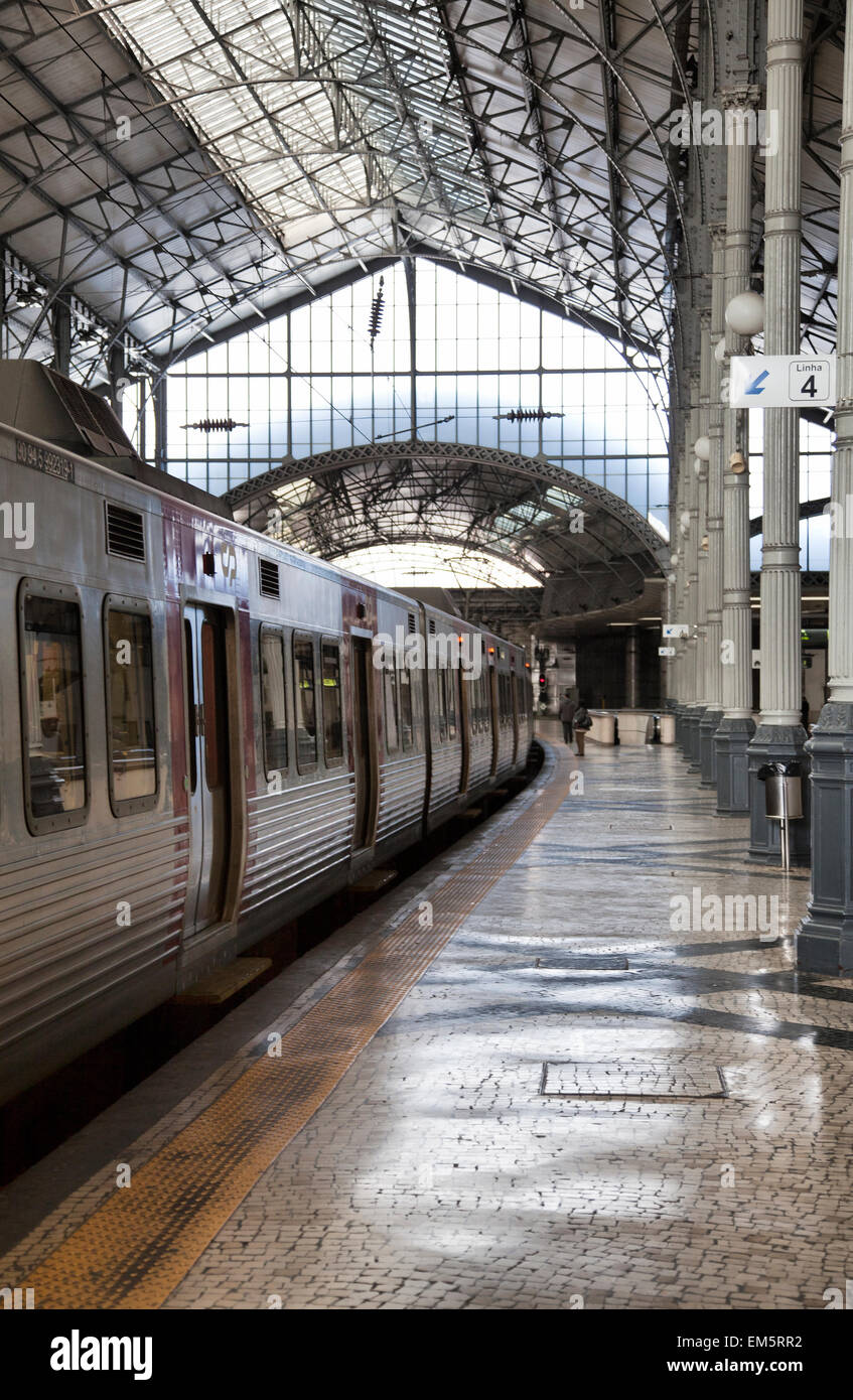 La gare du Rossio avec plate-forme à la gare de Sintra à Lisbonne - Portugal Banque D'Images