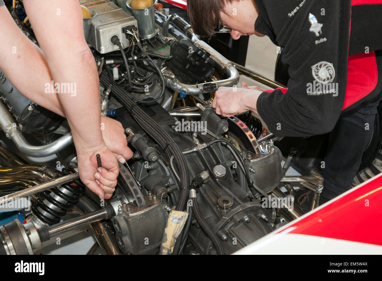 Travail mécanique sur les freins d'une ambassade classique Hill, 1973, F1 Shadow DN1 voiture de course, dans les stands à Silverstone, partie de l'aperçu du média officiel de la journée, l'anniversaire d'argent Silverstone Classic 2015 Banque D'Images