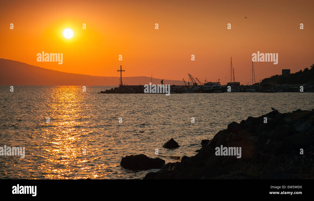 Paysage côtier avec shining soleil matinal sur un arrière-plan, la vieille ville de Nessebar, Bulgarie Banque D'Images