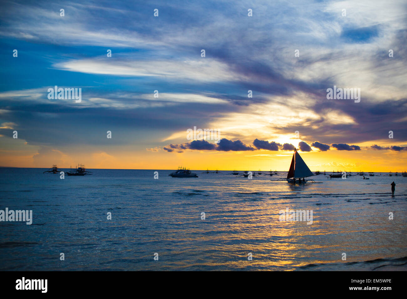 Petit voilier sur le magnifique coucher de soleil aux Philippines Banque D'Images