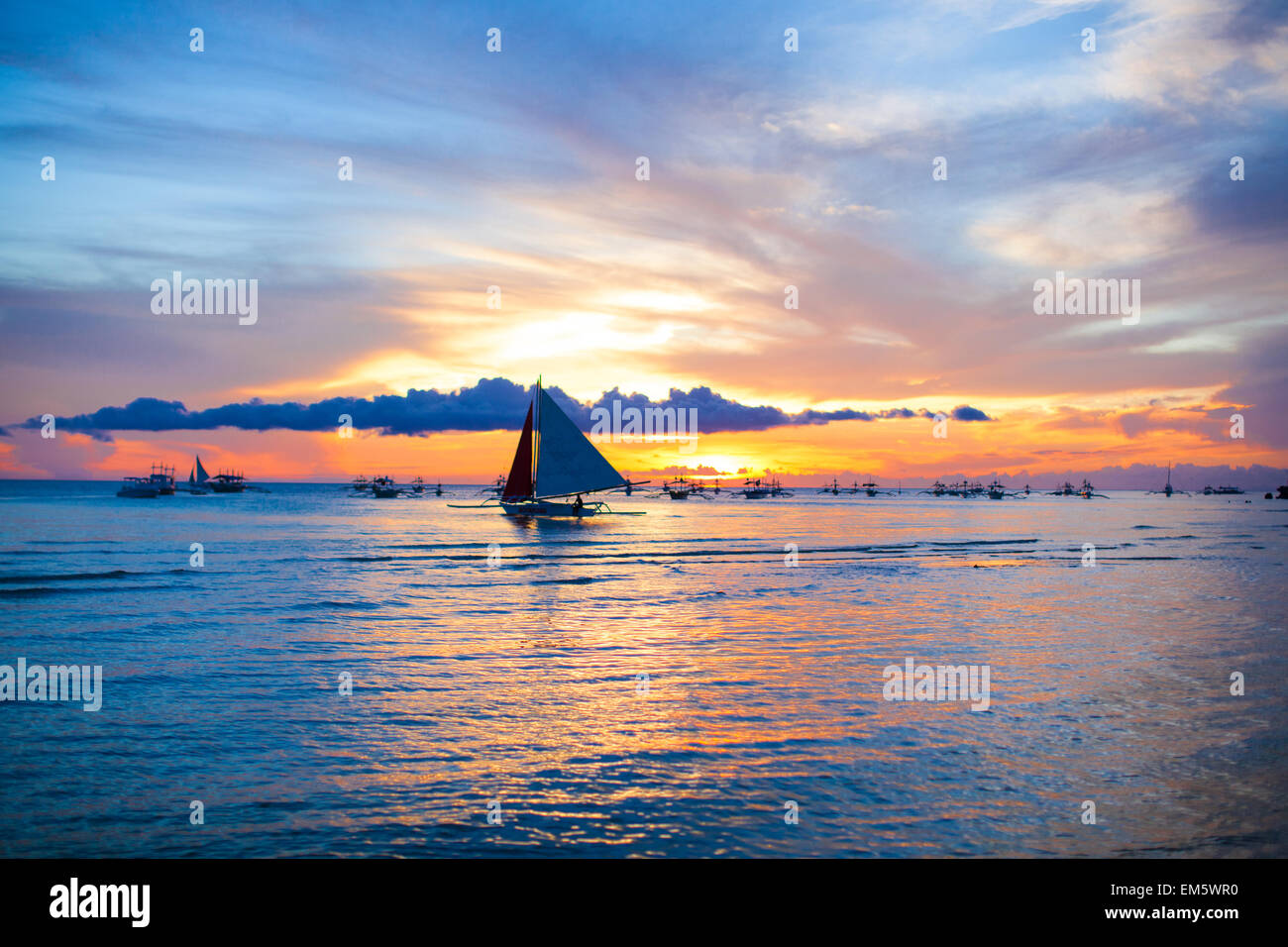 Petit voilier sur le magnifique coucher de soleil aux Philippines Banque D'Images