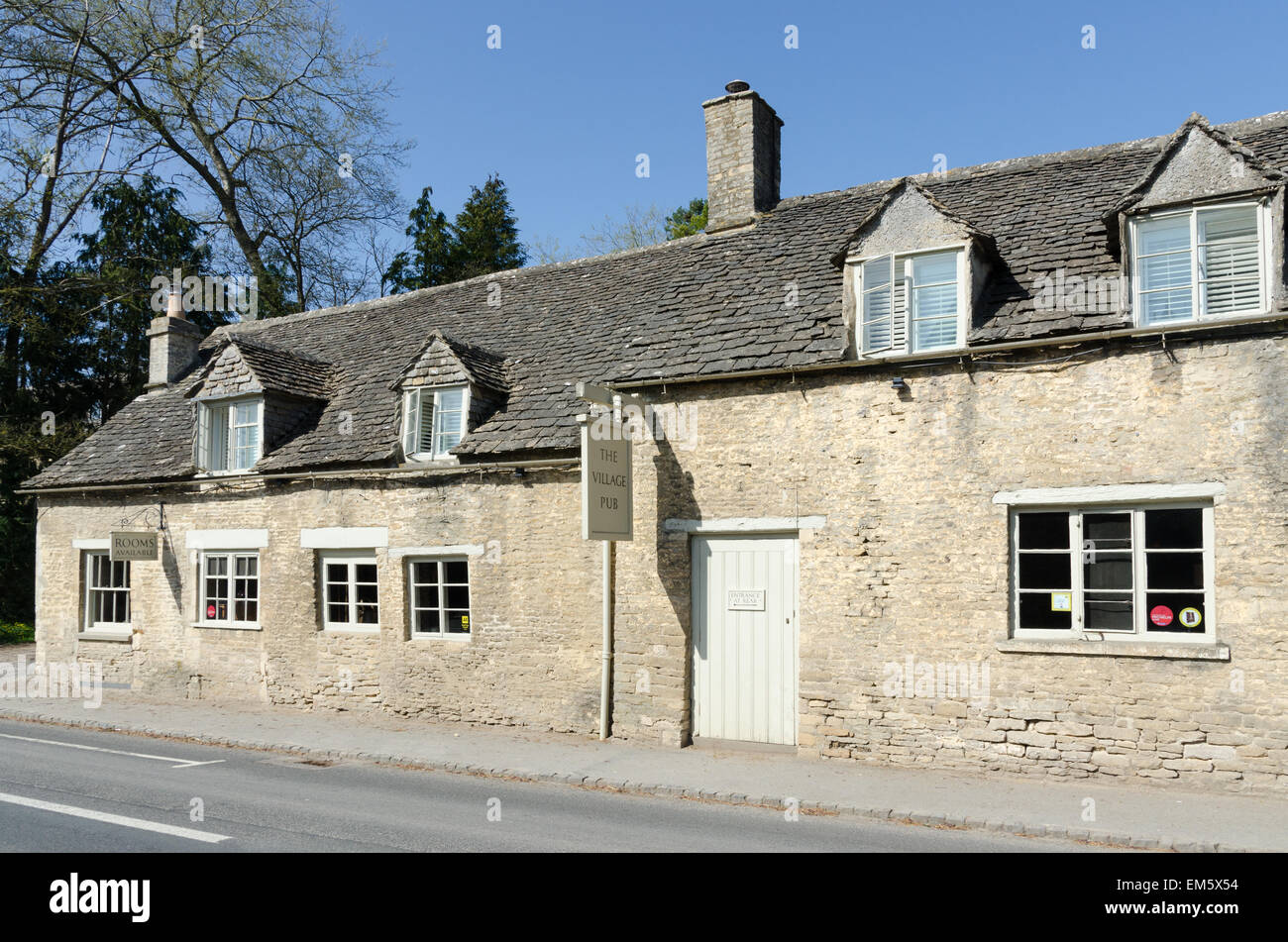 'Le Village Pub' bed and breakfast et public house dans le village de Cotswold Barnsley près de Cirencester Banque D'Images