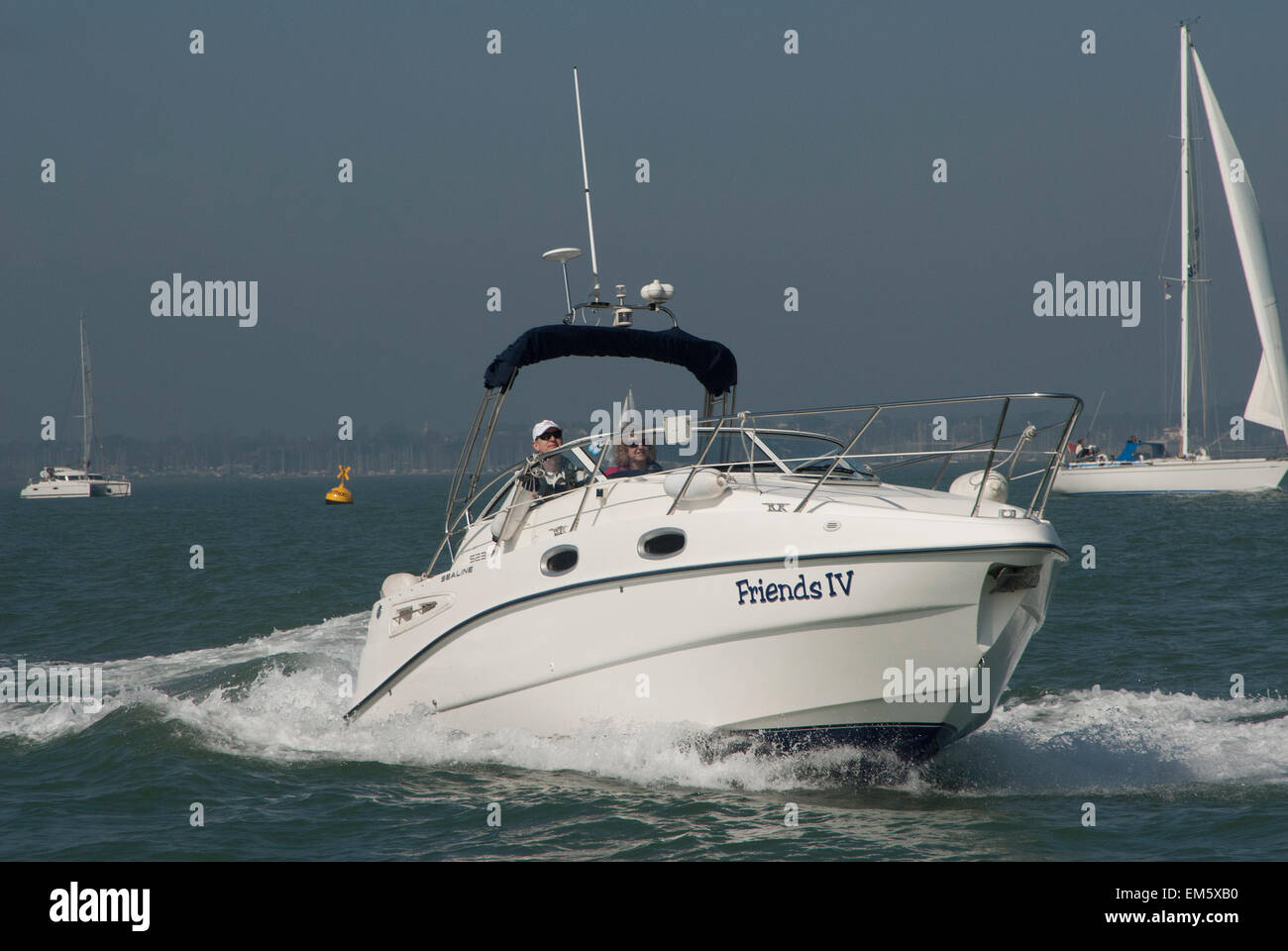 Sealine S23 bateau de moteur à la vitesse dans le Solent Banque D'Images