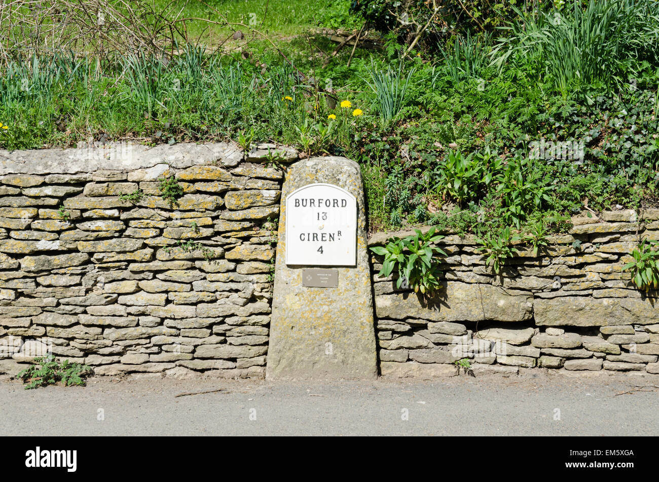 Étape importante dans le village de Cotswold Barnsley affichage des distances à Burford et Cirencester Banque D'Images