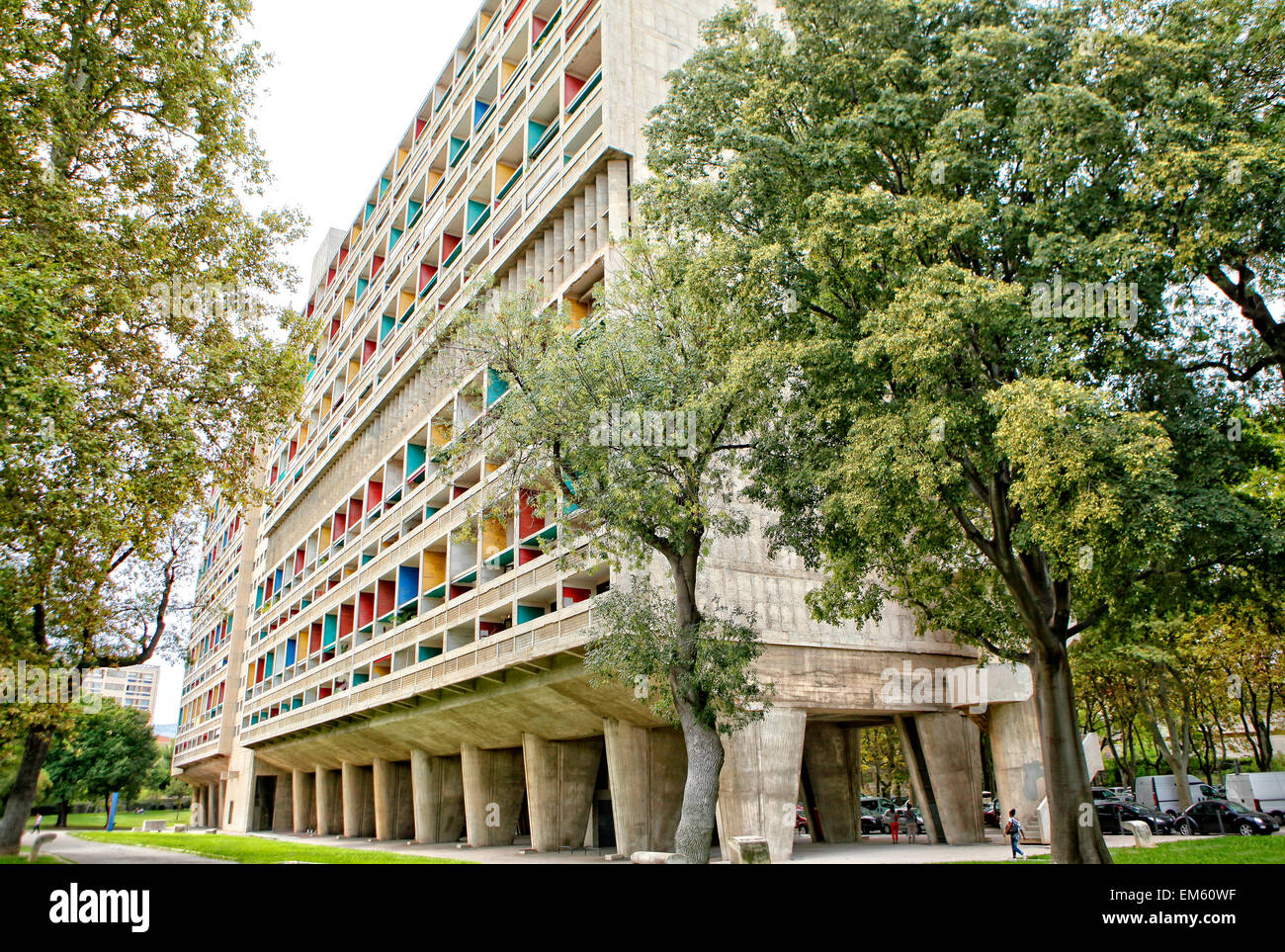 L'artiste français Daniel Buren exposition ?Définition Fini Infini, Travaux sur place ? Au centre d'art de MaMo, Cité radieuse de Le Corbusier, Marseille. Banque D'Images