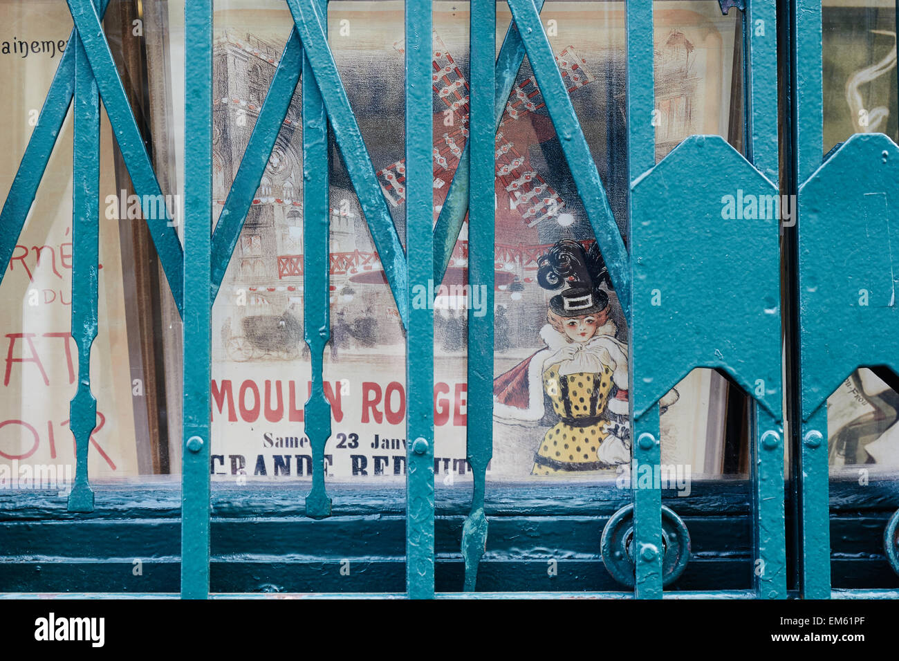 Vieux Moulin Rouge poster derrière une vitre et volets Montmartre Paris France Europe Banque D'Images
