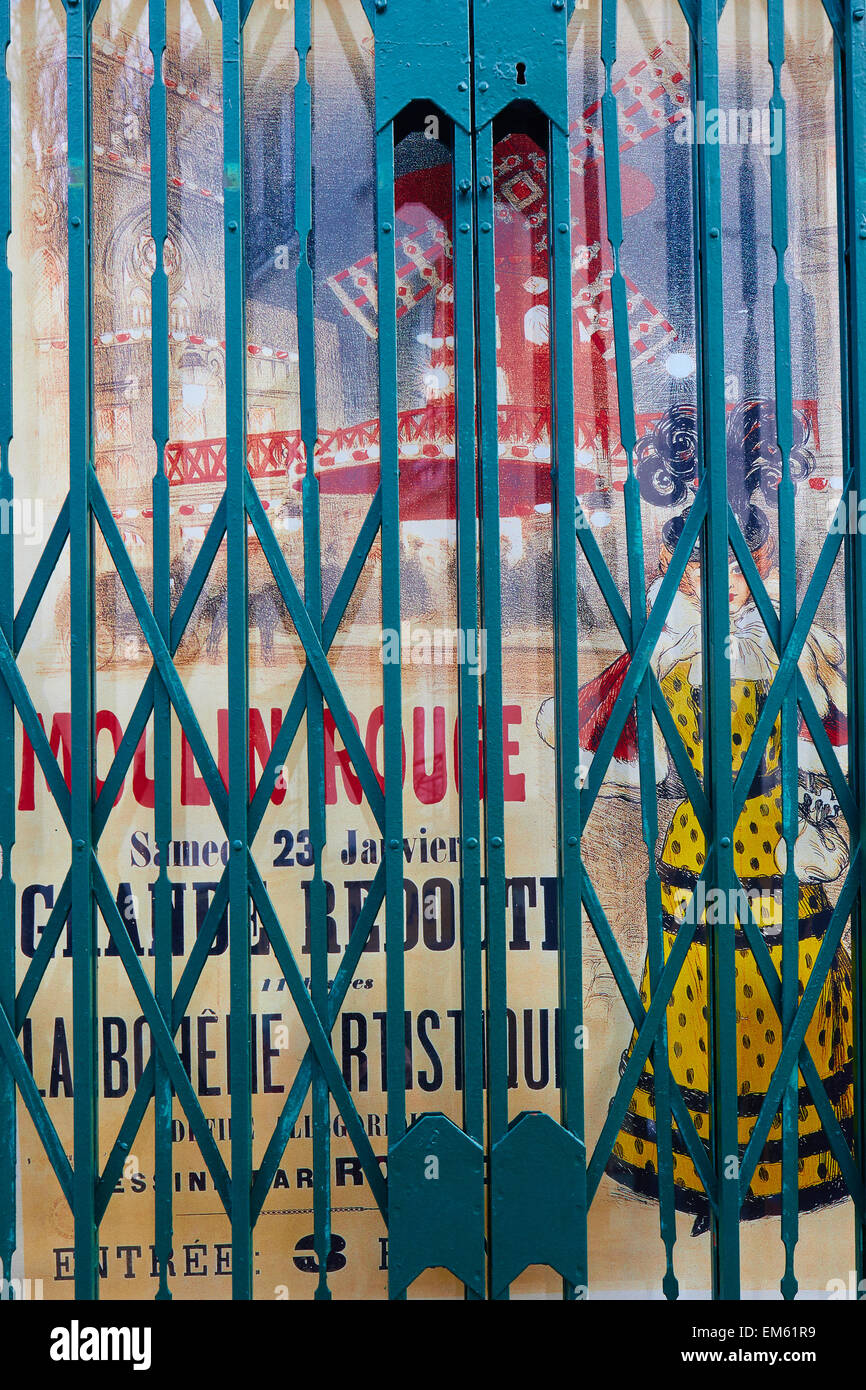 Vieux Moulin Rouge poster derrière une vitre et volets Montmartre Paris France Europe Banque D'Images