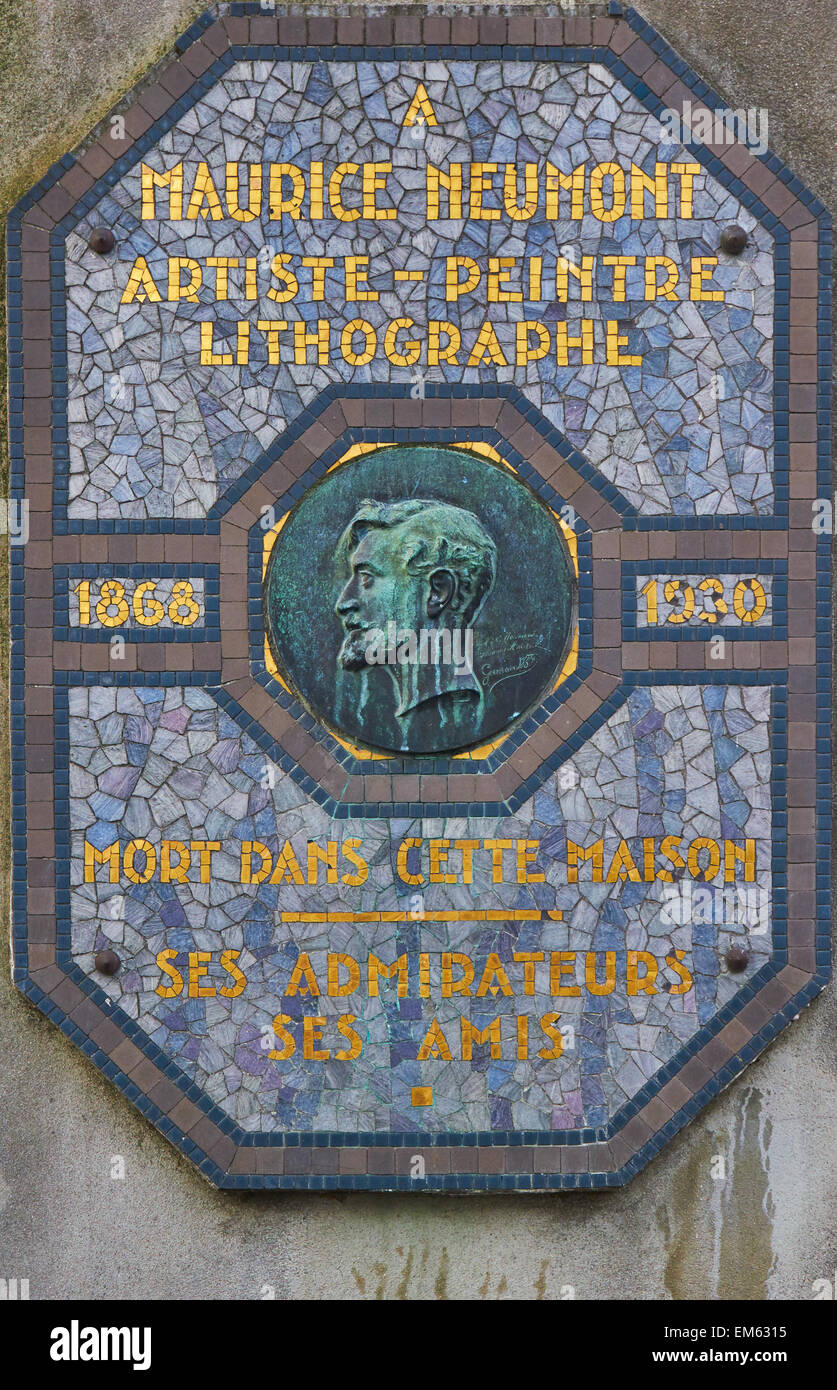 Plaque de mosaïque sur la maison où l'affichiste français Maurice Neumont est mort en 1930, Montmartre Paris France Europe Banque D'Images