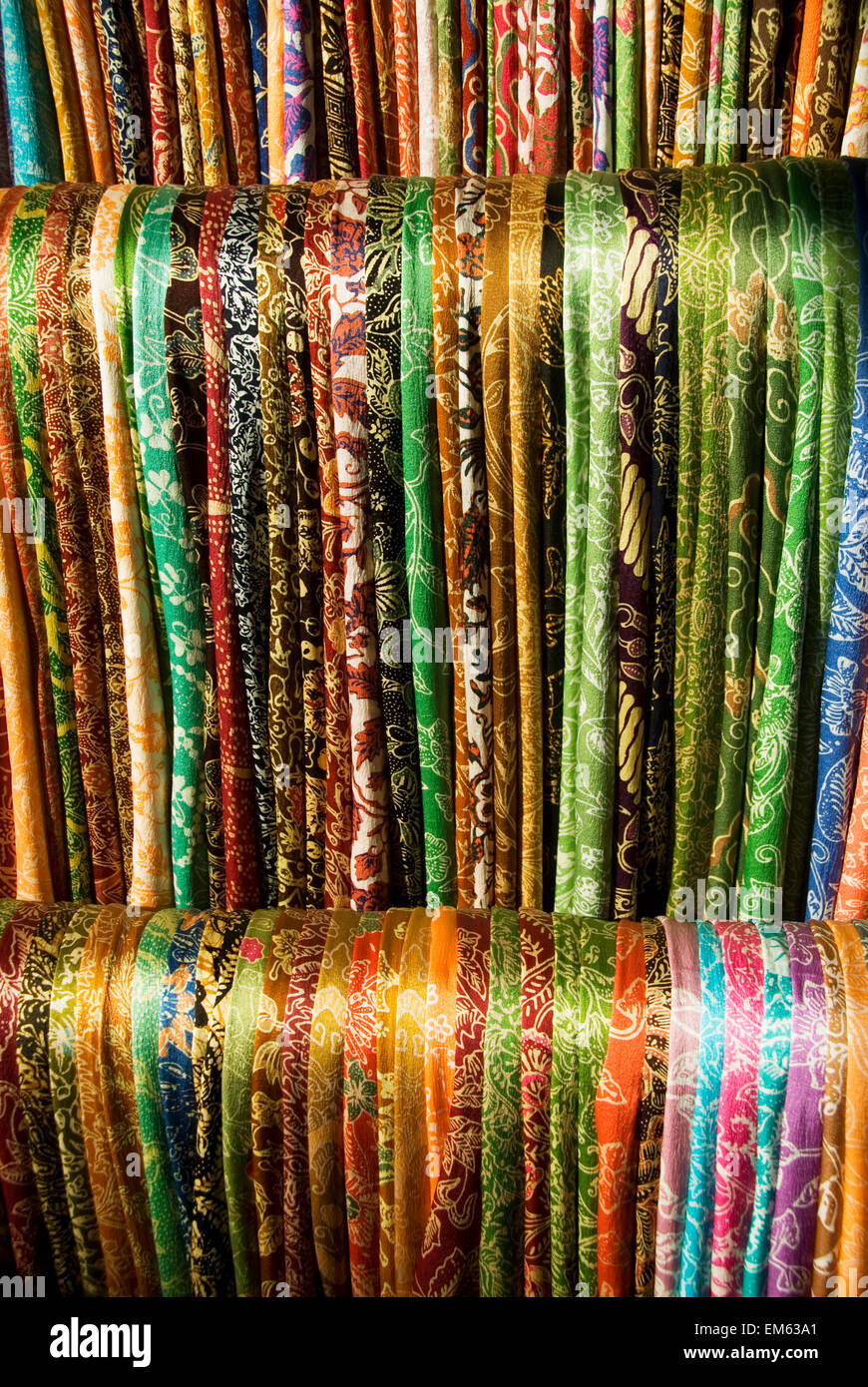 L'INDONÉSIE, Bali, Ubud, foulards en soie en vente au marché Photo Stock -  Alamy
