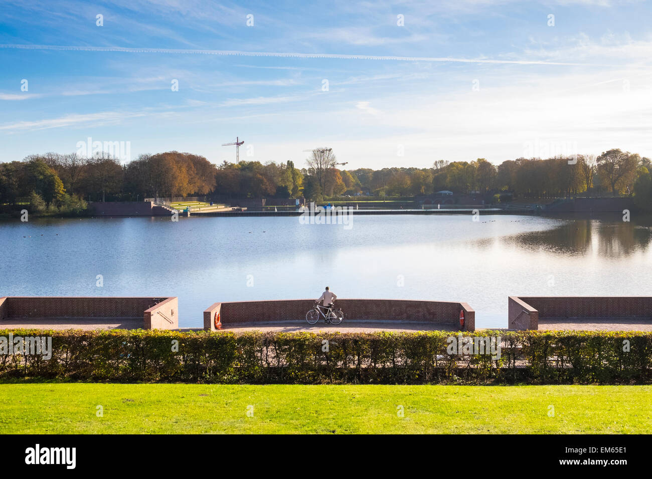Homme avec location surplombant le lac à Hambourg Stadtpark par beau matin d'automne Banque D'Images
