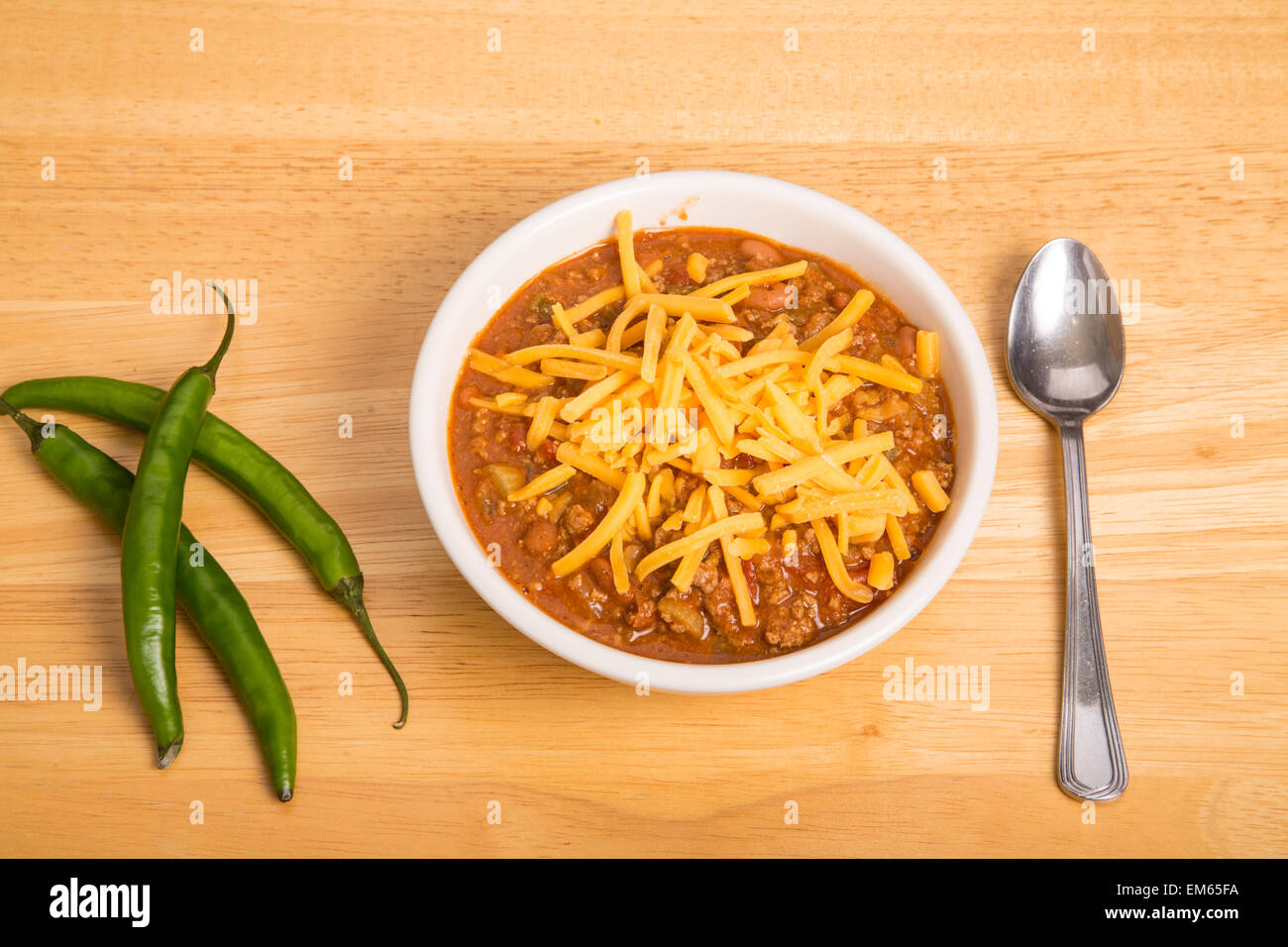 Un bol de chili con carne avec des haricots verts et des piments Banque D'Images