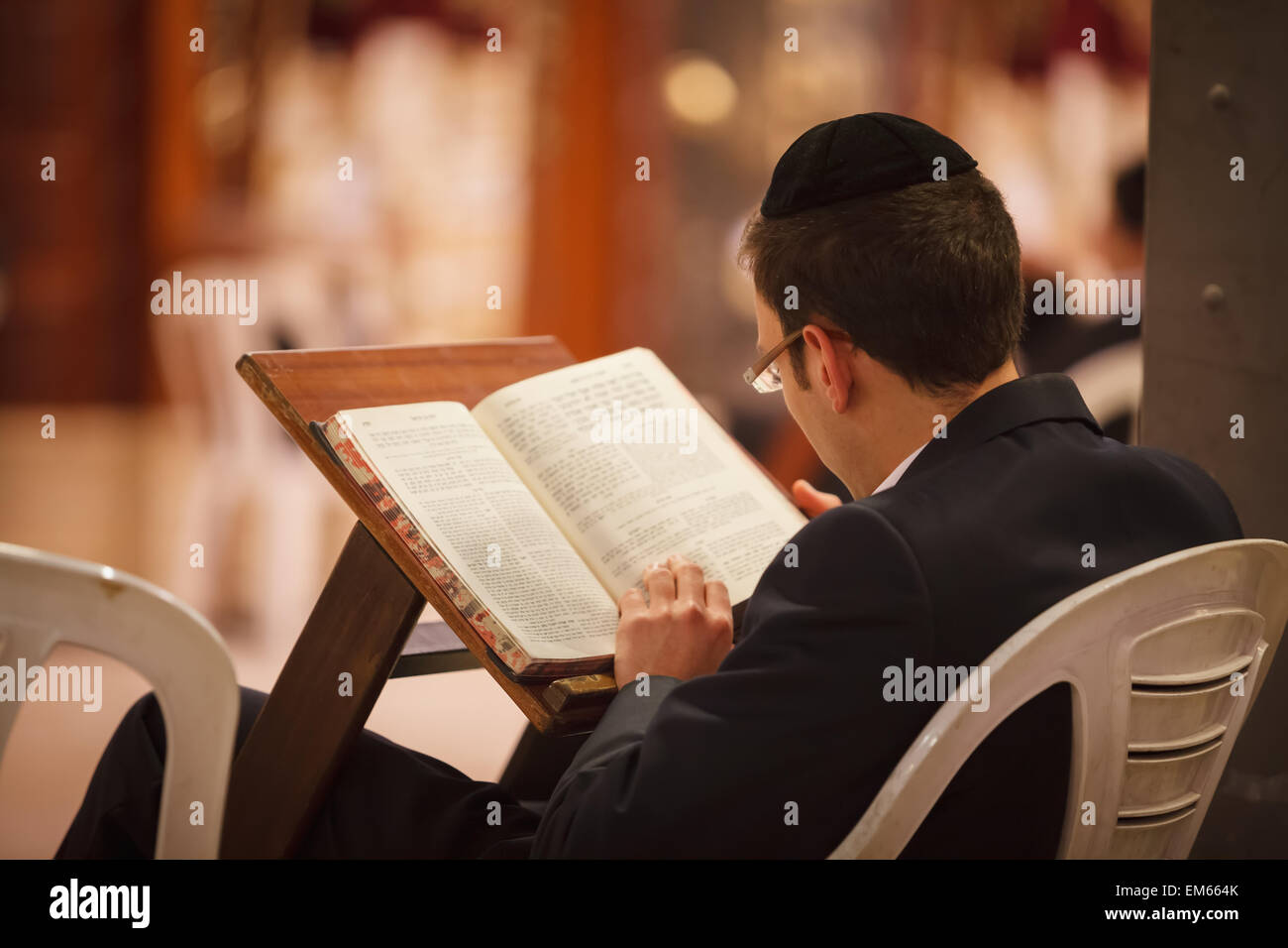 Israël, Juif orthodoxe lecture Torah ; Jérusalem Banque D'Images