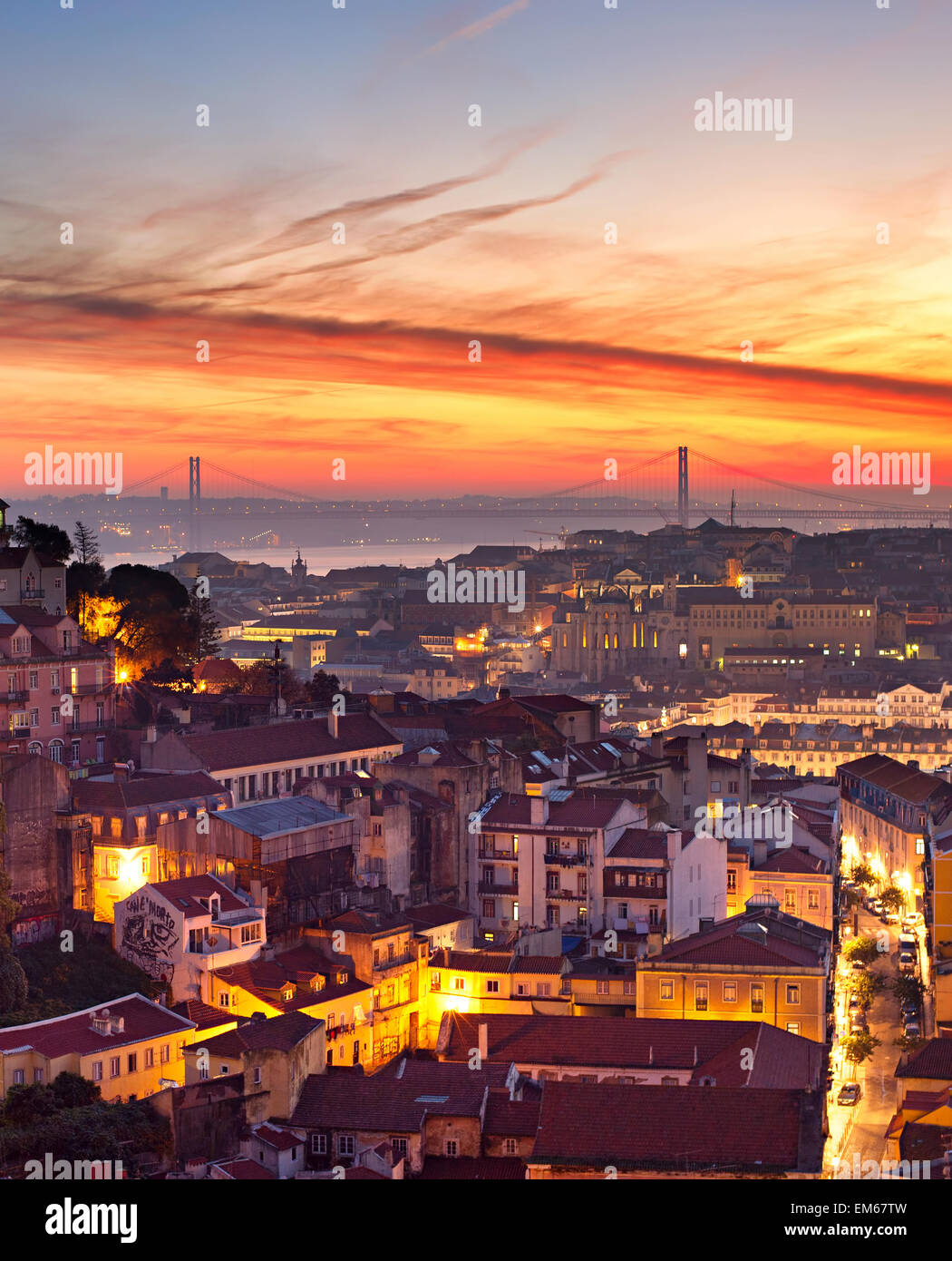 Des toits de Lisbonne dans le soleil colorés. Portugal Banque D'Images