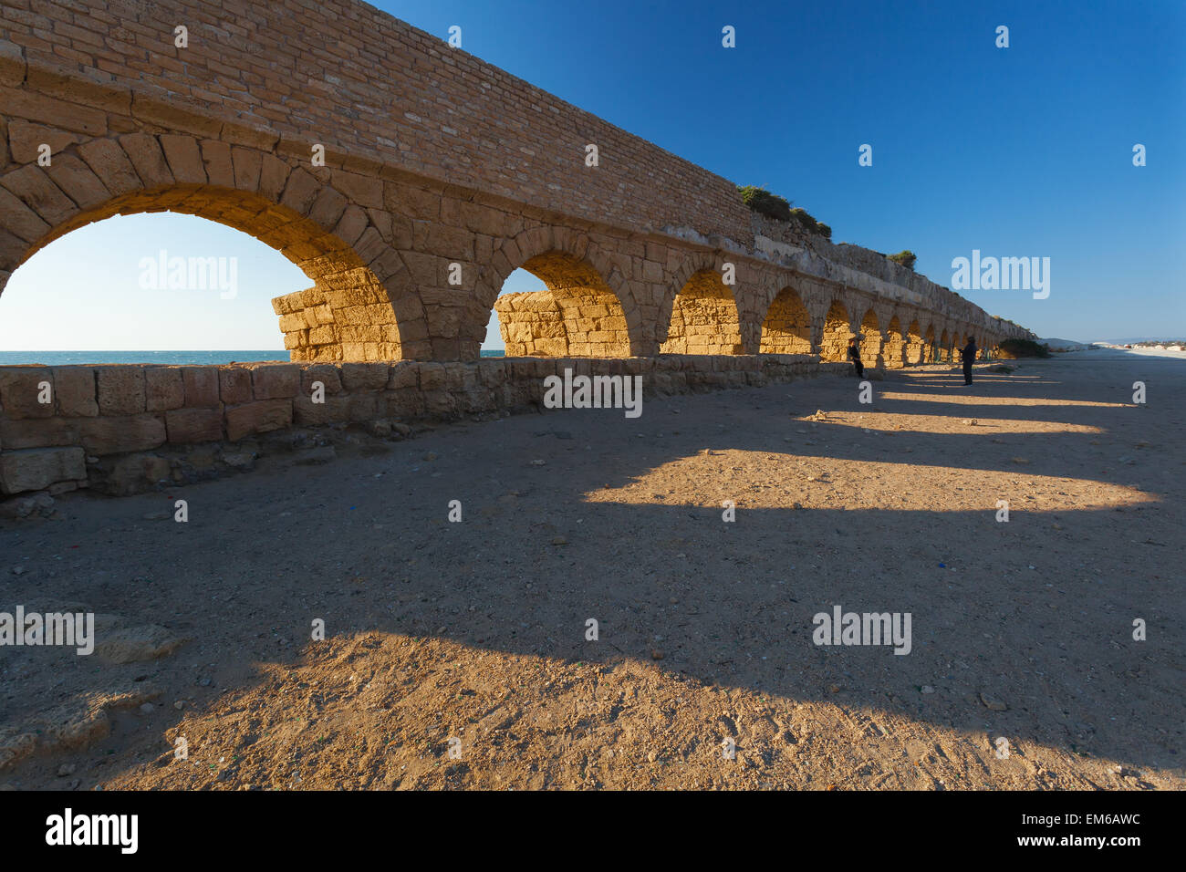 Arch,plage,Ciel Bleu,Caesarea Caesarea Maritima, Banque D'Images