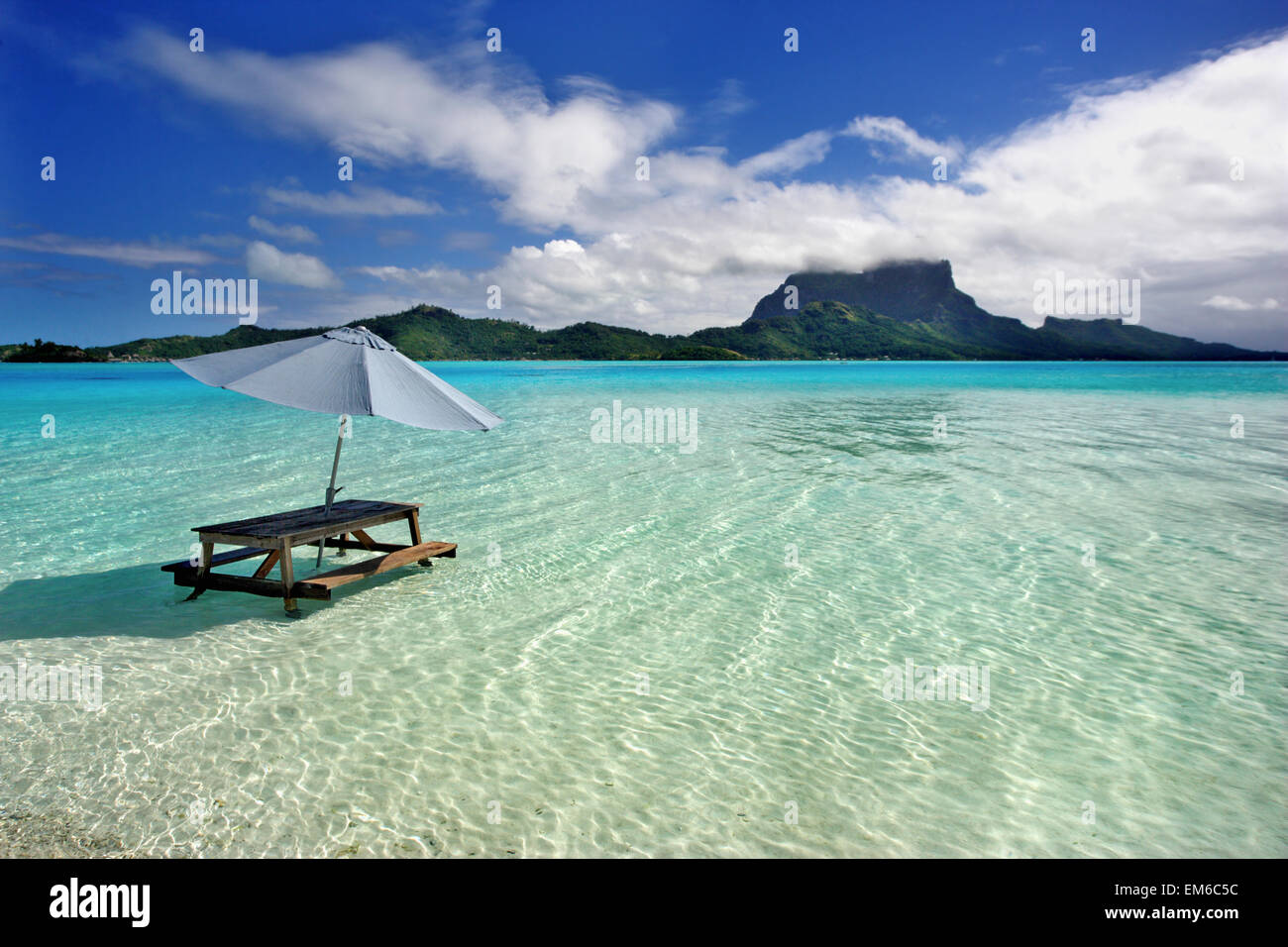 Polynésie Française, Tahiti, Bora Bora, Table de pique-nique et parasol en  lagon clair de l'eau Photo Stock - Alamy