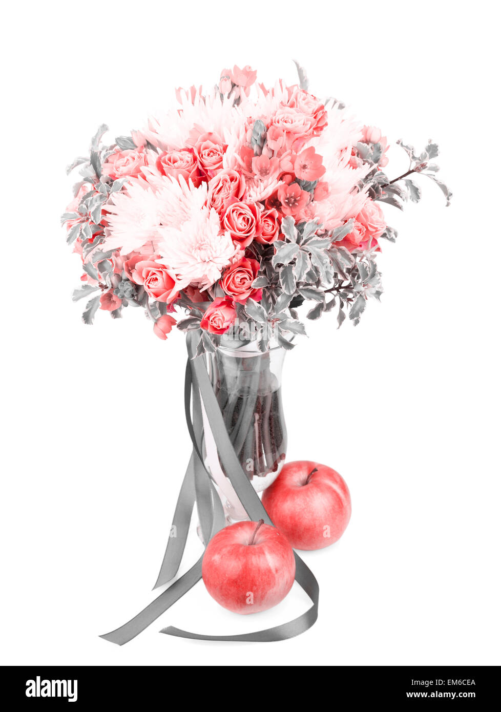 Le théâtre noir et blanc bouquet dans un vase avec pomme rouge isolé sur fond blanc Banque D'Images