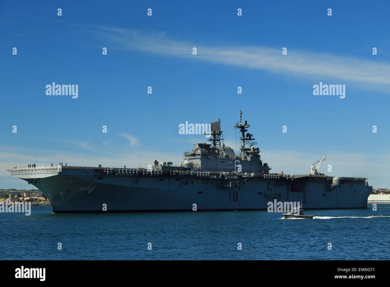 Une photographie de l'USS America (LHA-6), dans la baie de San Diego, comme vu de Seaport Village. Banque D'Images