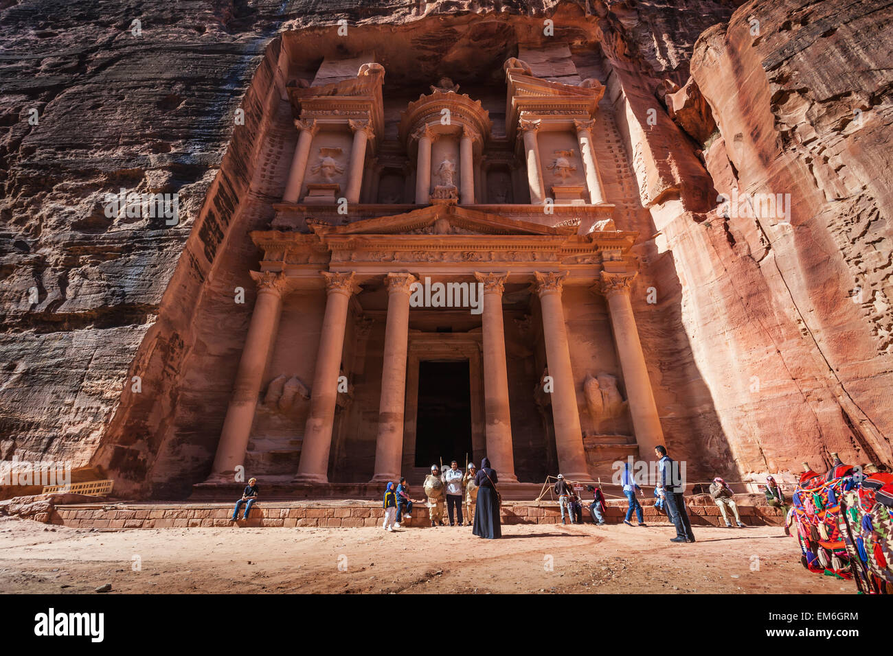 La Jordanie, Low angle view of El Khazneh, Petra Banque D'Images