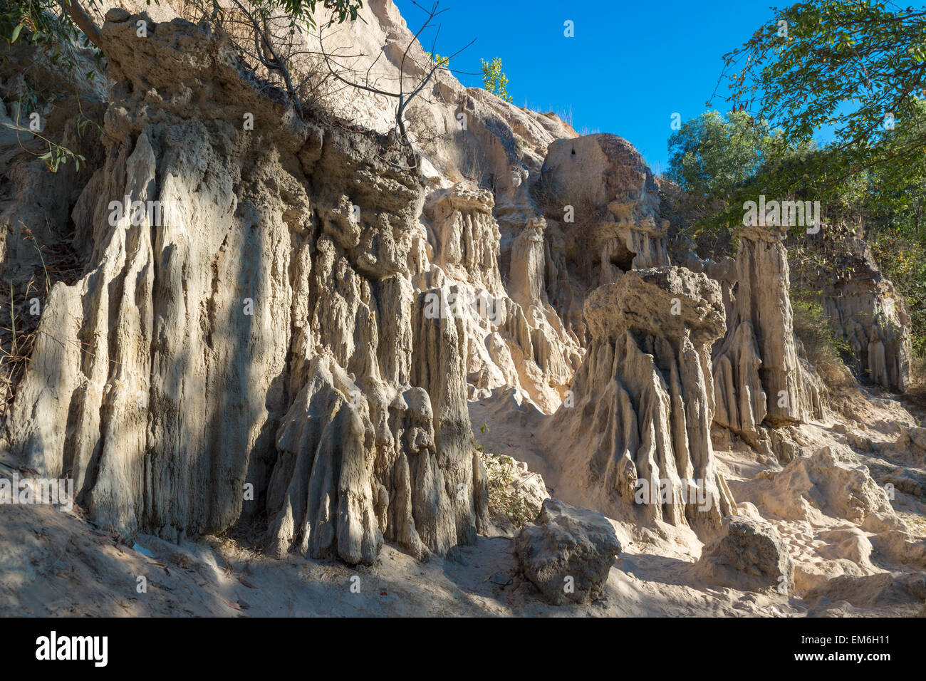 Canyon à Mui Ne avec ciel sans nuages, au Vietnam Banque D'Images