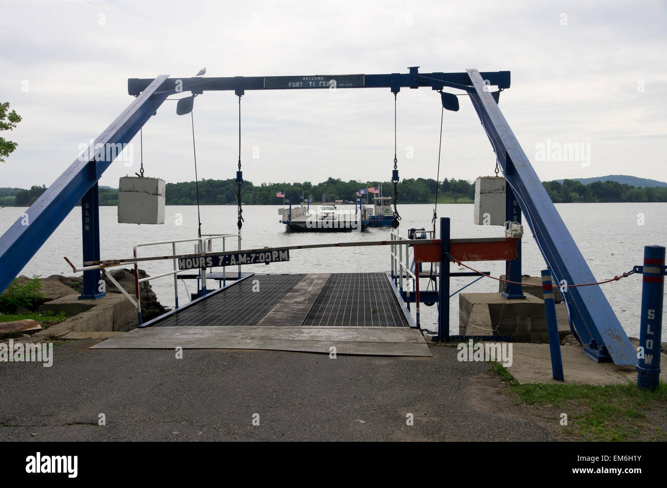 Ft. En approchant de Ferry Ti Ft. Ticonderoga sur le lac Champlain, tiré par câbles ancrés de chaque côté du passage à niveau Banque D'Images