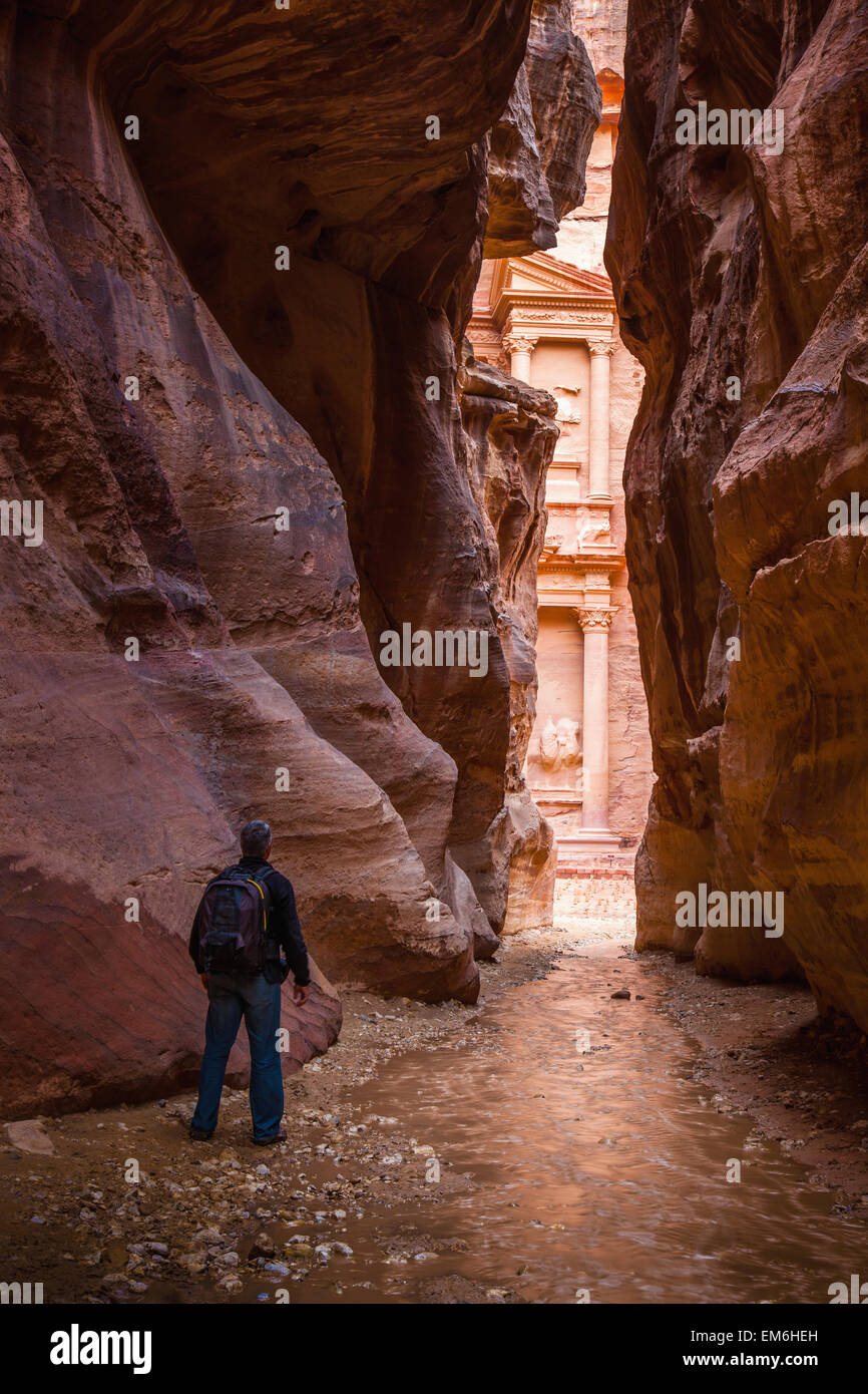 La Jordanie, l'homme à la recherche de l'El Khazneh vu de étroit canyon naturel ; Petra Banque D'Images