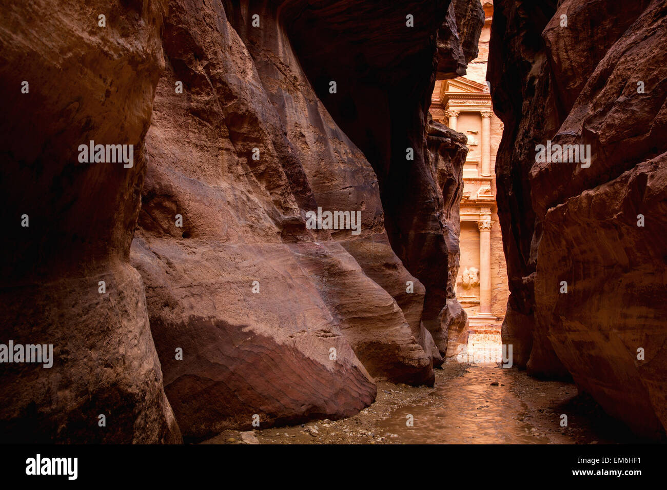 La Jordanie, El Khazneh vu de étroit canyon naturel ; Petra Banque D'Images