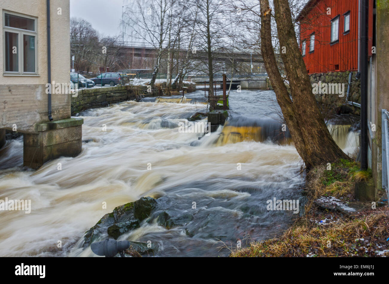 L'un de l'eau laiteuse la manière au-dessous de la chambre et entre la voiture Banque D'Images