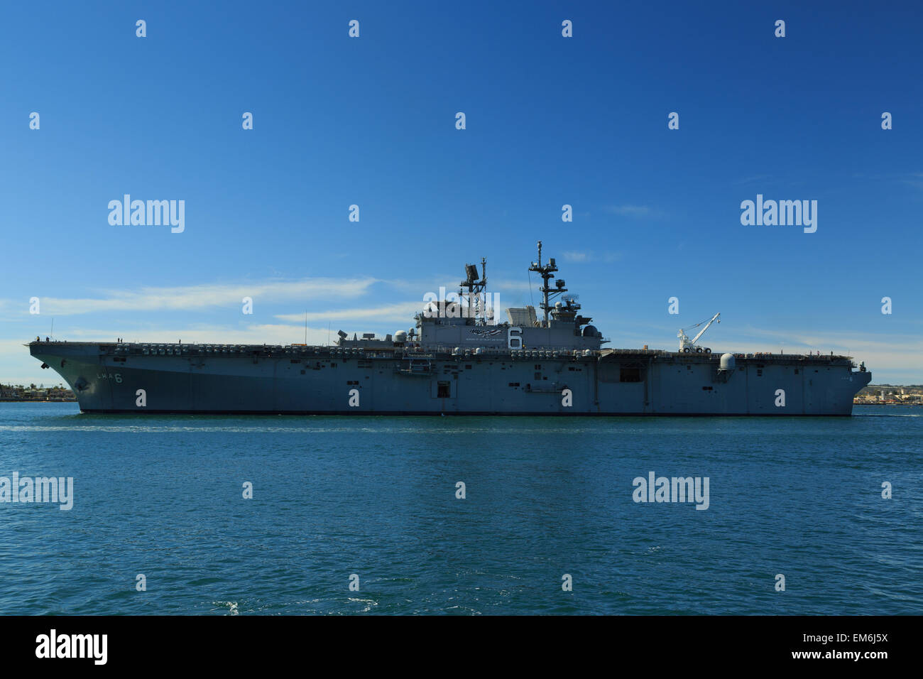 Une photographie de l'USS America (LHA-6), dans la baie de San Diego, comme vu de Seaport Village. Banque D'Images